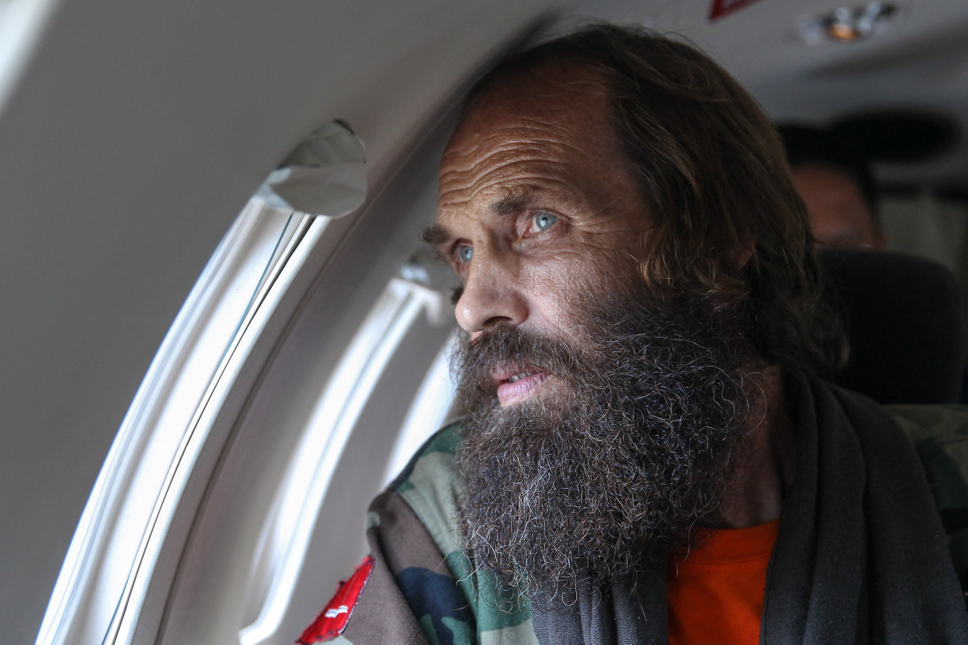 In this photo taken on September 18, 2016 and released on September 19 by Palace Photographers Division (PPD), freed Norwegian national Kjartan Sekkingstad looks out the the window of his aircraft as he is brought from Jolo to Davao City in the southern island of Midanao.  A Norwegian former hostage on September 18 described his psychological torture as he heard his friends being beheaded by Islamic militants during a year-long captivity in the southern Philippines. / AFP PHOTO / PPD / Handout / RESTRICTED TO EDITORIAL USE - MANDATORY CREDIT "AFP PHOTO / PPD" - NO MARKETING NO ADVERTISING CAMPAIGNS - DISTRIBUTED AS A SERVICE TO CLIENTS