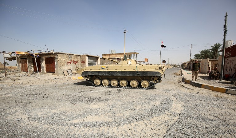 An Iraqi government forces tank is positioned in the middle of the road as they secure the town of Sharqat, around 80 kilometres (50 miles) south of the city of Mosul, on September 23, 2016, the day after they recaptured the northern town from the Islamic State (IS) group. Security forces began the operation on September 20, 2016 to oust the Islamic State group from Sharqat, a town near supply lines needed for the battle to retake second city Mosul from the jihadists.  / AFP PHOTO / AHMAD AL-RUBAYE
