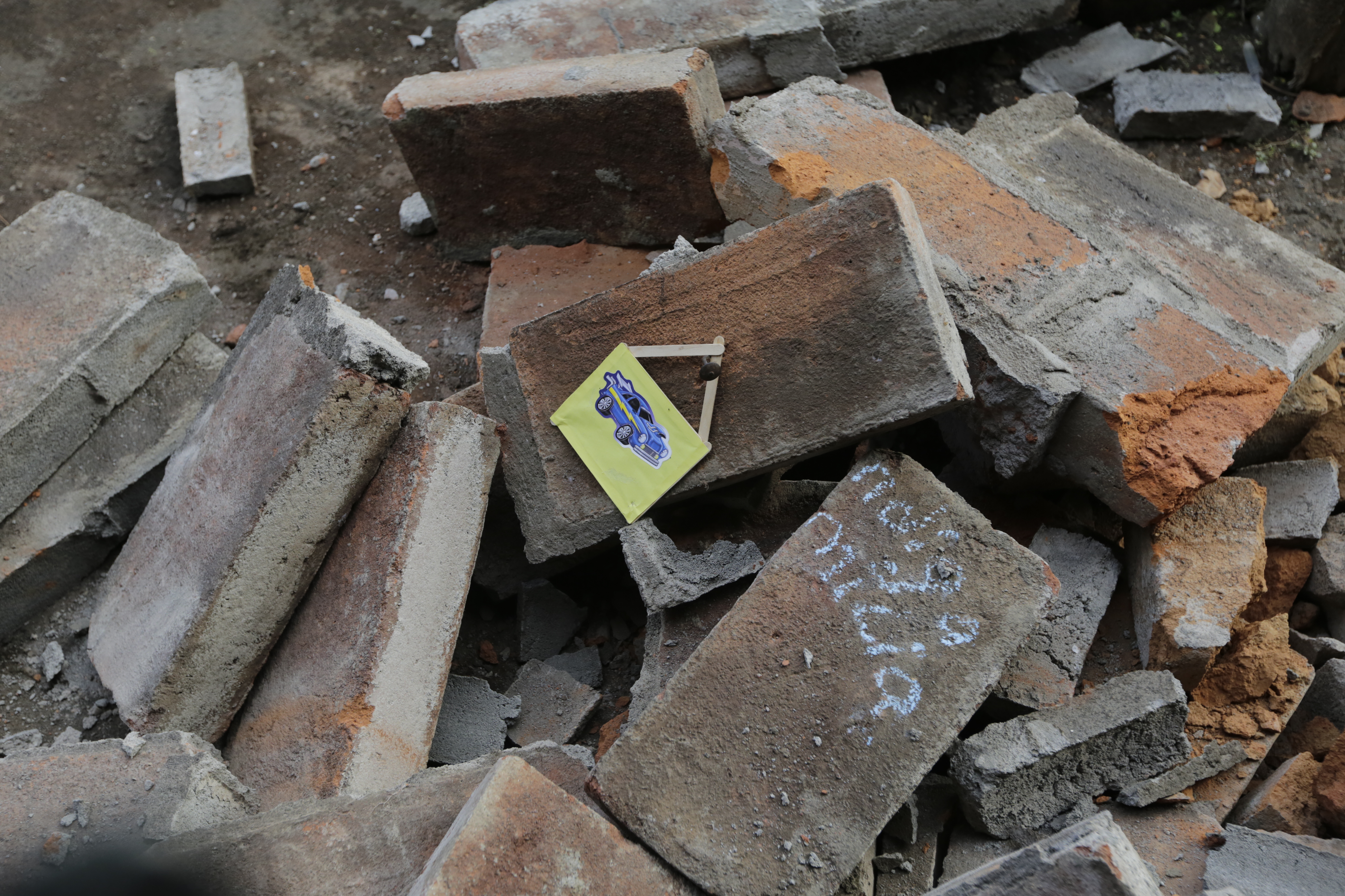 Debris left by a 5.9 degree in the Richter scale quake close to the Momotombo Volcano, in the Vista Lago community, Leon City, some 45km from Managua on September 28, 2016. / AFP PHOTO / INTI OCON