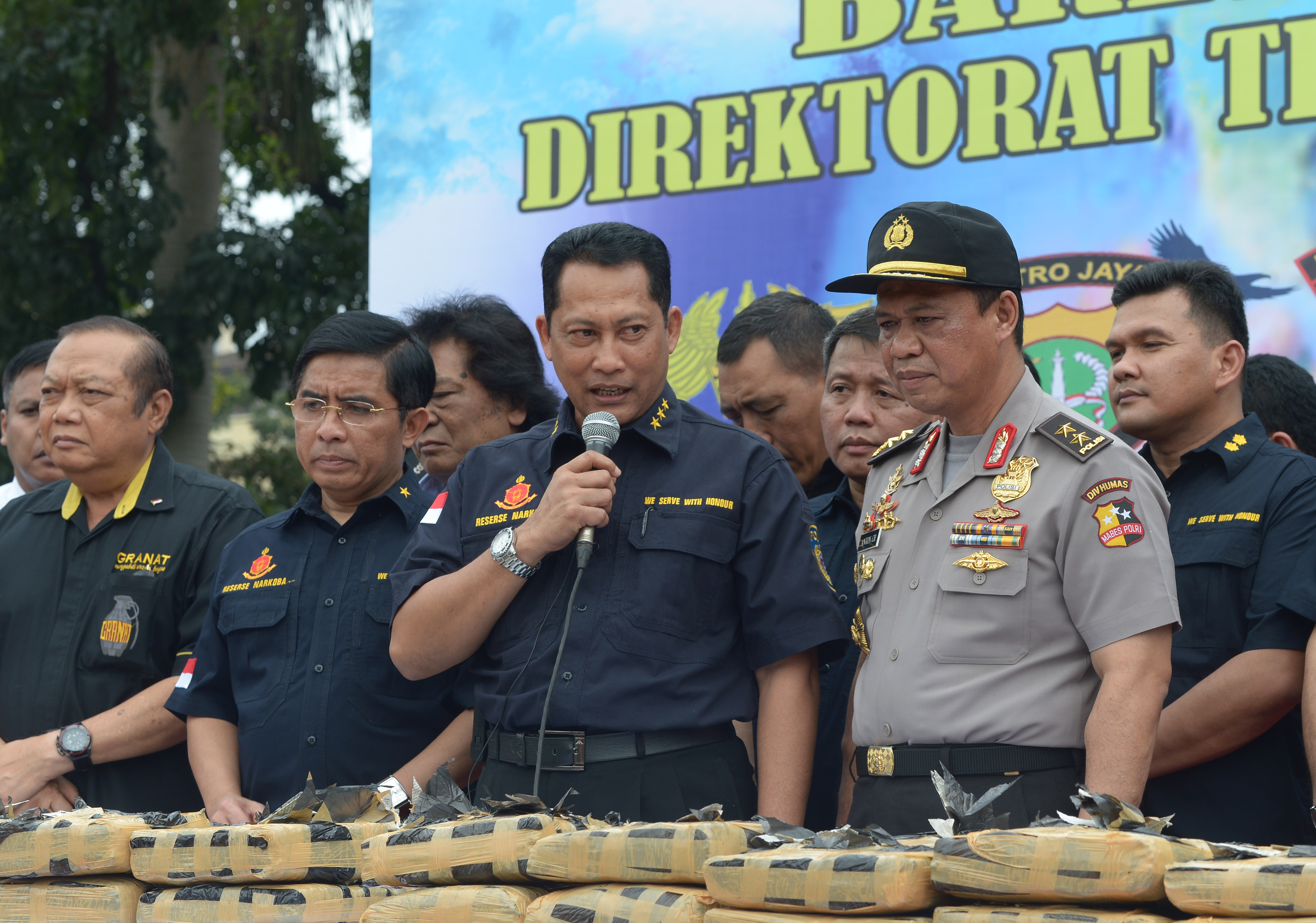 Budi Waseso (C), Indonesian chief of criminal investigation division, speaks as they show seized marijuana blocks at the national police headquarters in Jakarta on May 11, 2015. Indonesian police revealed 2.1 tons of marijuana packages as evidence from recent raids. AFP PHOTO / ADEK BERRY2015. / AFP PHOTO / ADEK BERRY