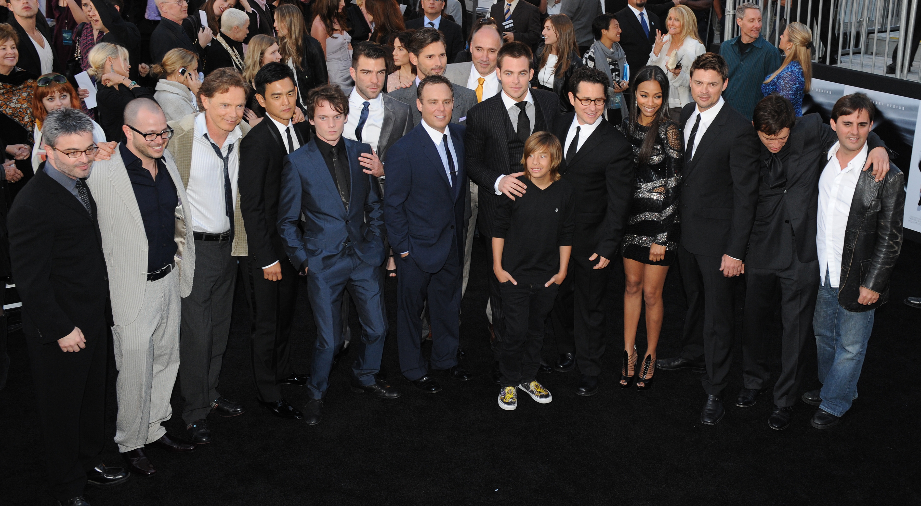 The cast pose for a group photo on the red carpet as they arrives at Grauman's Chinese Theatre in Hollywood for the premiere of the movie "Star Trek" in Los Angeles on April 30, 2009.         AFP PHOTO/Mark RALSTON / AFP PHOTO / MARK RALSTON