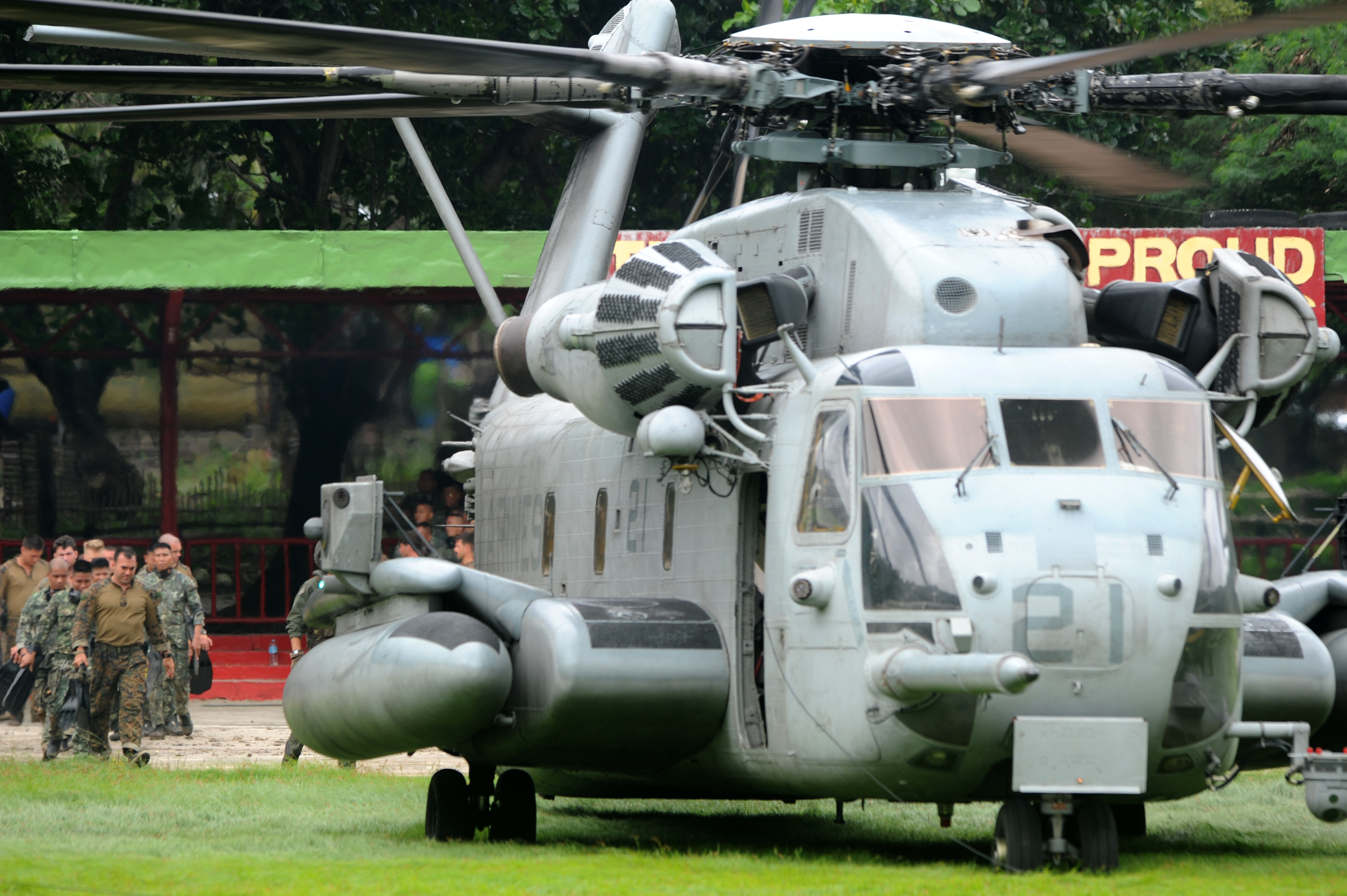 US and Philippine Marines (L) board a CH-53E Super Stallion heavy lift assault helicopter during a helocast training mission as part of the annual joint Philippine-US military exercises at the Philippine Marine base in Ternate, Cavite province, southwest of Manila on September 20, 2013. The US and Philippines staged manoeuvres as part of annual military exercises the Philippines has deemed vital in building its defence capabilities. AFP PHOTO / NOEL CELIS / AFP PHOTO / NOEL CELIS