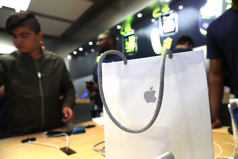 NEW YORK, NY - SEPTEMBER 16: People buy the new iPhone's at an Apple store in Manhattan on September 16, 2016 in New York City. People around the globe waited in long lines to be among the first to purchase both the iPhone 7 and the iPhone 7 Plus. The phones offer longer battery life, faster browsing, a better camera and do not have a traditional headphone jack.   Spencer Platt/Getty Images/AFP