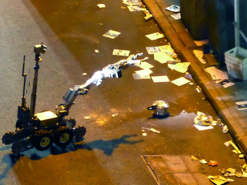 A New York Police Department (NYPD) robot retrieves an unexploded pressure cooker bomb on 27th Street, hours after an explosion nearby in New York City, New York, U.S. September 18, 2016. REUTERS/Lucien Harriot