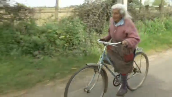 A 90-year-old Chilean grandmother tests the limits of age by cycling hundreds of kilometers a week to town to sell her hens' eggs.(photo grabbed from Reuters video )