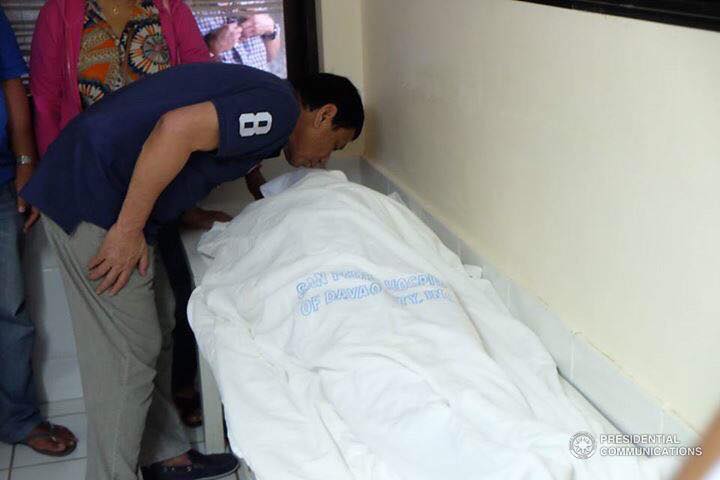 President Dutete kisses one of the victims of the deadly blast in Davao City. (Photo courtesy Presidential Communications, Malacanang)