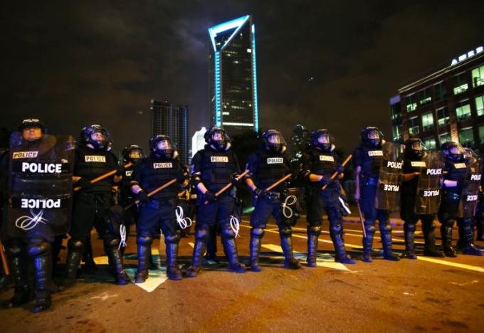 Riot police prepare to push protesters off the highway during another night of protests over the police shooting of Keith Scott in Charlotte, North Carolina, U.S. September 22, 2016.  REUTERS/Mike Blake