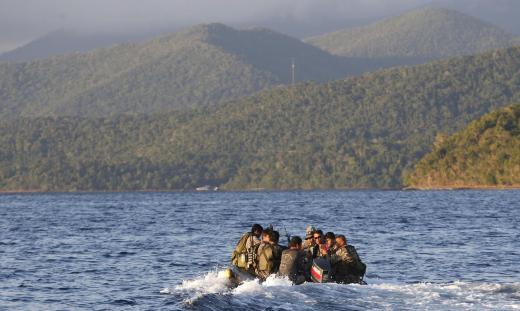 Members of the Philippine marines are transported on a rubber boat from a patrol ship after conducting a mission on the disputed Second Thomas Shoal, part of the Spratly Islands in the South China Sea, as they make their way to a naval forces camp in Palawan province, southwest Philippines March 31, 2014. REUTERS/Erik De Castro
