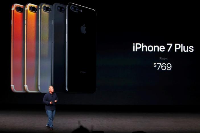 Phil Schiller, Senior Vice President of Worldwide Marketing at Apple Inc, discusses the iPhone 7 during an Apple media event in San Francisco, California, U.S. September 7, 2016. REUTERS/Beck Diefenbach