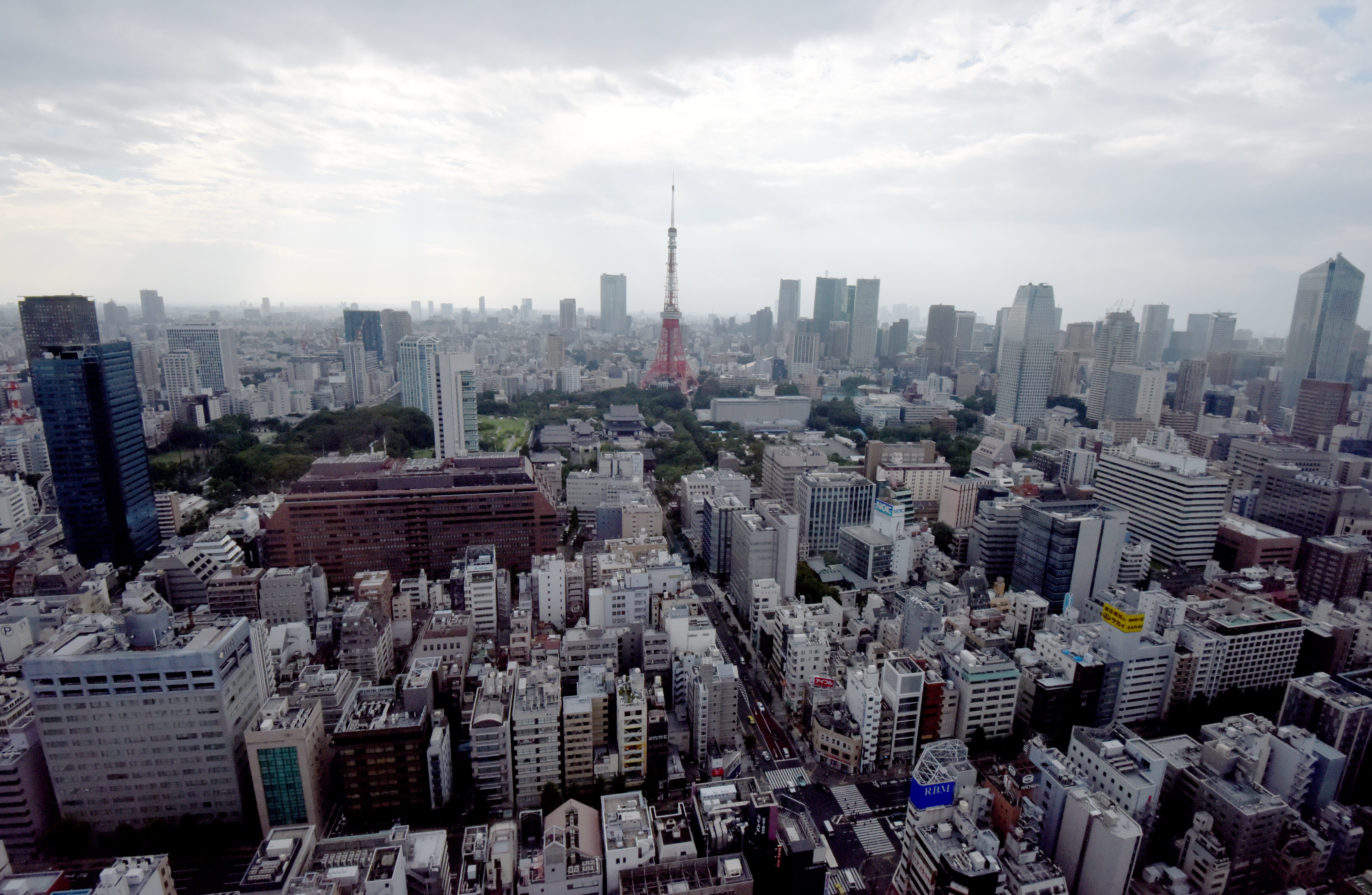A general view of the Tokyo city centre is seen on August 15, 2016. Japan's economy stalled in the April-June quarter, data showed, missing market forecasts and rekindling worries about the government's faltering bid to stoke a recovery. / AFP PHOTO / TORU YAMANAKA
