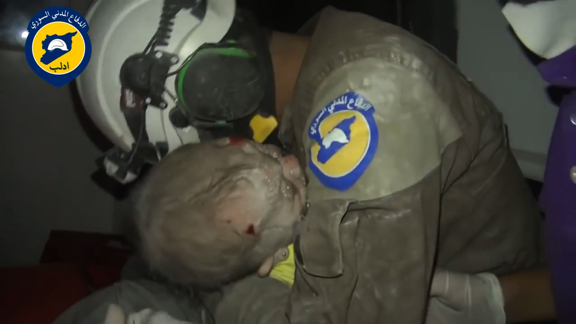 A handout picture released by the Syrian civil defence in Idlib shows an unidentified volunteer cradling four-month-old Wahida after she was rescued from under the rubble of a building following a reported air strike on the rebel-held northwestern city of Idlib on September 29, 2016. / AFP PHOTO / IDLIB CIVIL DEFENCE / HO / === RESTRICTED TO EDITORIAL USE - MANDATORY CREDIT "AFP PHOTO / HO / IDLIB CIVIL DEFENCE" - NO MARKETING NO ADVERTISING CAMPAIGNS - DISTRIBUTED AS A SERVICE TO CLIENTS ===