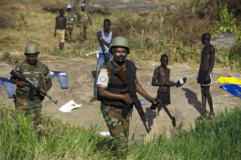 Peacekeeper troops from Ethiopia deployed by the United Nations Mission in South Sudan (UNMISS), patrol on foot outside the premises of the UN Protection of Civilians (PoC) site in Juba, South Sudan, on October 4, 2016.  According to the UN, due to the increase of sexual violence outside the PoC, UNMISS has intensified its patrols in and around the protection sites, as well as in the wider Juba city area, sometimes arranging special escorts for women and young girls.  / AFP PHOTO / ALBERT GONZALEZ FARRAN