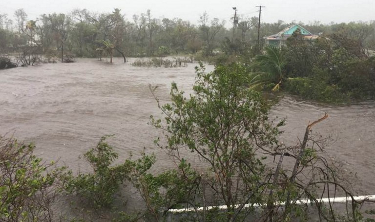 Water levels rise as hurricane Matthew makes landfall in Adelaide, New Providence island in the Bahamas, on October 6, 2016.  Shelters along the eastern coast of Florida were jammed amid a frantic race to protect people and pets from the "potentially catastrophic" effects of Hurricane Matthew as the deadly storm barrels in from the Caribbean. / AFP PHOTO / Catherone CHISNELL