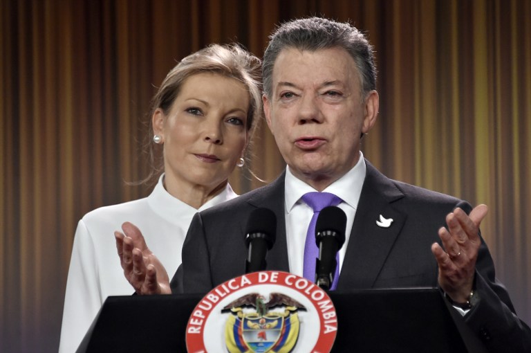 Colombian president Juan Manuel Santos delivers a speech next to his wife Maria Clemencia Rodriguez after winning the Nobel Peace Prize 2016 on October 7, 2016, at Casa de Narino presidential palace in Bogota. Colombia's President Juan Manuel Santos dedicated his Nobel Peace Prize Friday to the victims of his country's civil war, which he has worked to end through a contested peace accord with communist rebels / AFP PHOTO / GUILLERMO LEGARIA