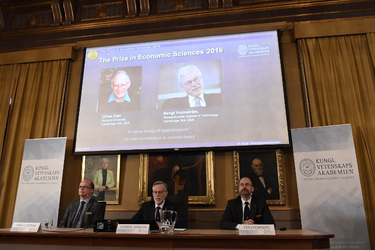 (LtoR) Tomas Sjoestroem, member of the Committee for the Prize in Economic Sciences in Memory of Alfred Nobel, Goran K. Hansson, Secretary General of the Royal Swedish Academy of Sciences and Per Stroemberg, Chairman of the Committee for the Prize in Economic Sciences in Memory of Alfred Nobel, attend a press conference at the Royal Swedish Academy of Sciences in Stockholm on October 10, 2016, where they present the laureates for the Sveriges Riksbank Prize in Economic Sciences in Memory of Alfred Nobel 2016, Oliver Hart, Harvard University, Cambridge, MA, USA, and Bengt Holmstrom, Massachusetts Institute of Technology, Cambridge, MA, USA , awarded for their contributions to contract theory. British-American economist Oliver Hart and Bengt Holmstrom of Finland won the Nobel Economics Prize for their work on contract theory. / AFP PHOTO / JONATHAN NACKSTRAND