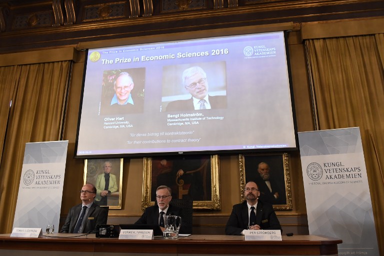 (LtoR) Tomas Sjoestroem, member of the Committee for the Prize in Economic Sciences in Memory of Alfred Nobel, Goran K. Hansson, Secretary General of the Royal Swedish Academy of Sciences and Per Stroemberg, Chairman of the Committee for the Prize in Economic Sciences in Memory of Alfred Nobel, attend a press conference at the Royal Swedish Academy of Sciences in Stockholm on October 10, 2016, where they present the laureates for the Sveriges Riksbank Prize in Economic Sciences in Memory of Alfred Nobel 2016, Oliver Hart, Harvard University, Cambridge, MA, USA, and Bengt Holmstrom, Massachusetts Institute of Technology, Cambridge, MA, USA , awarded for their contributions to contract theory. British-American economist Oliver Hart and Bengt Holmstrom of Finland won the Nobel Economics Prize for their work on contract theory. / AFP PHOTO / JONATHAN NACKSTRAND