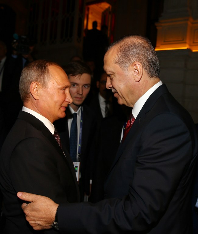 This handout picture taken and realesed by the Turkish Presidency Press Service on October 10, 2016 in Istanbul Turkish President Recep Tayyip Erdogan (L) embracing Russia President Vladimir Putin (R) as he leaves Mabeyn Palace after meetings. Putin was in Turkey on Monday for talks with Erdogan, pushing forward ambitious joint energy projects as the two sides try to overcome a crisis in ties. / AFP PHOTO / TURKISH PRESIDENCY PRESS OFFICE / KAYHAN OZER / RESTRICTED TO EDITORIAL USE - MANDATORY CREDIT "AFP PHOTO / TURKISH PRESIDENTIAL PRESS OFFICE /KAYHAN OZER" - NO MARKETING - NO ADVERTISING CAMPAIGNS - DISTRIBUTED AS A SERVICE TO CLIENTS