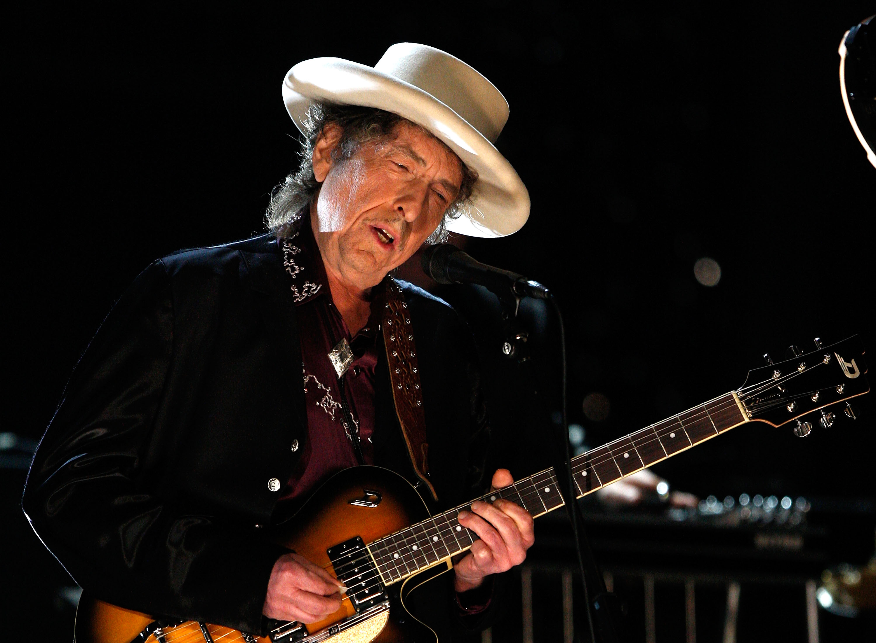 CULVER CITY, CA - JUNE 11:  Musician Bob Dylan performs onstage during the AFI Life Achievement Award: A Tribute to Michael Douglas at Sony Pictures Studios on June 11, 2009 in Culver City, California.  (Photo by Kevin Winter/Getty Images for AFI)