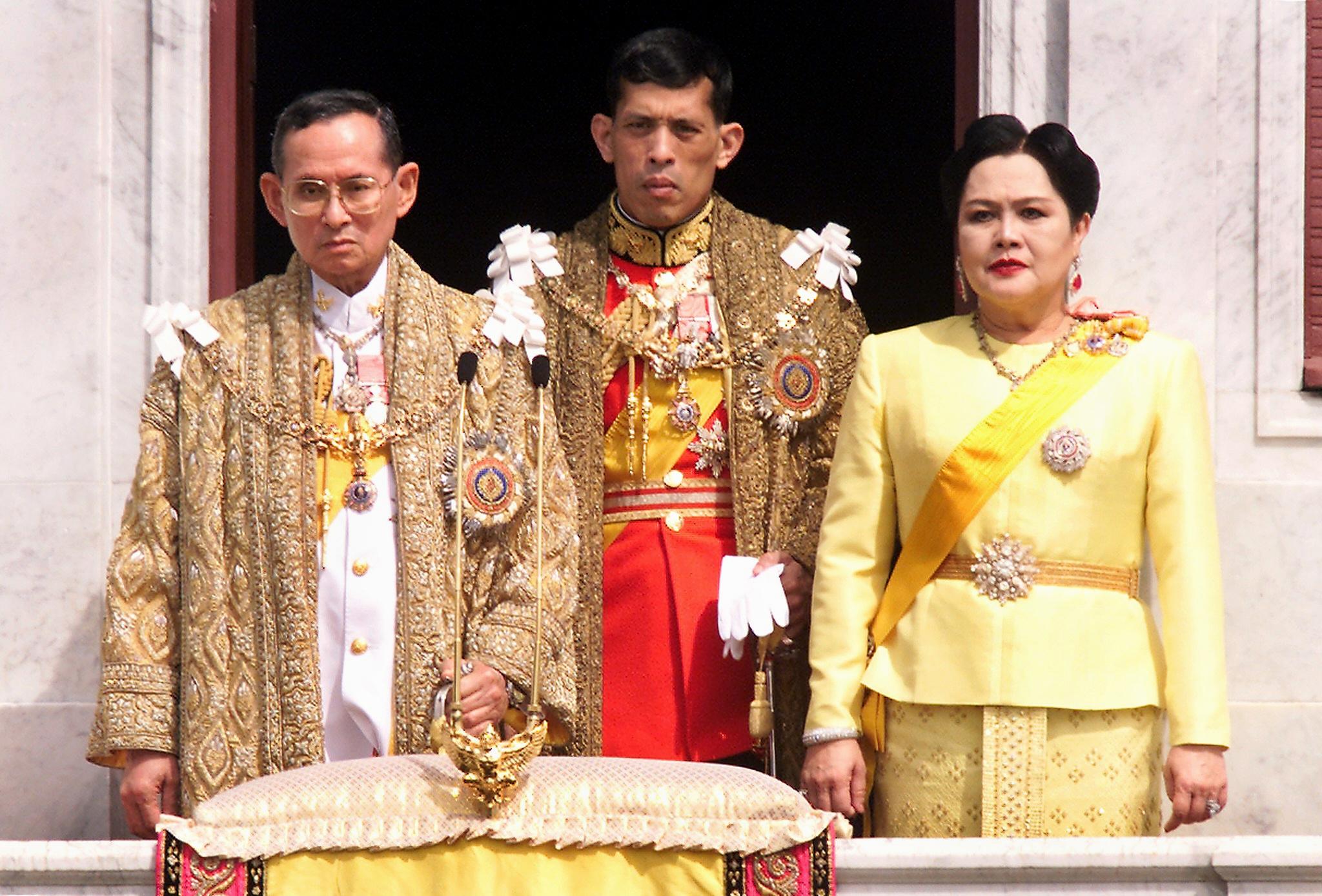 (FILES) This file photo taken on December 05, 1999 shows (L-R) Thai King Bhumibol Adulyadej, Crown Prince Maha Vajiralongkorn and Queen Sirikit appearing at a balcony of Anantasamakom Throne Hall in Bangkok to mark the King's birthday. Crown Prince Maha Vajiralongkorn will succeed his father, Thailand's junta chief said on October 13, 2016, following the death of King Bhumibol Adulyadej after a long battle with ill health. / AFP PHOTO / PORNCHAI KITTIWONGSAKUL