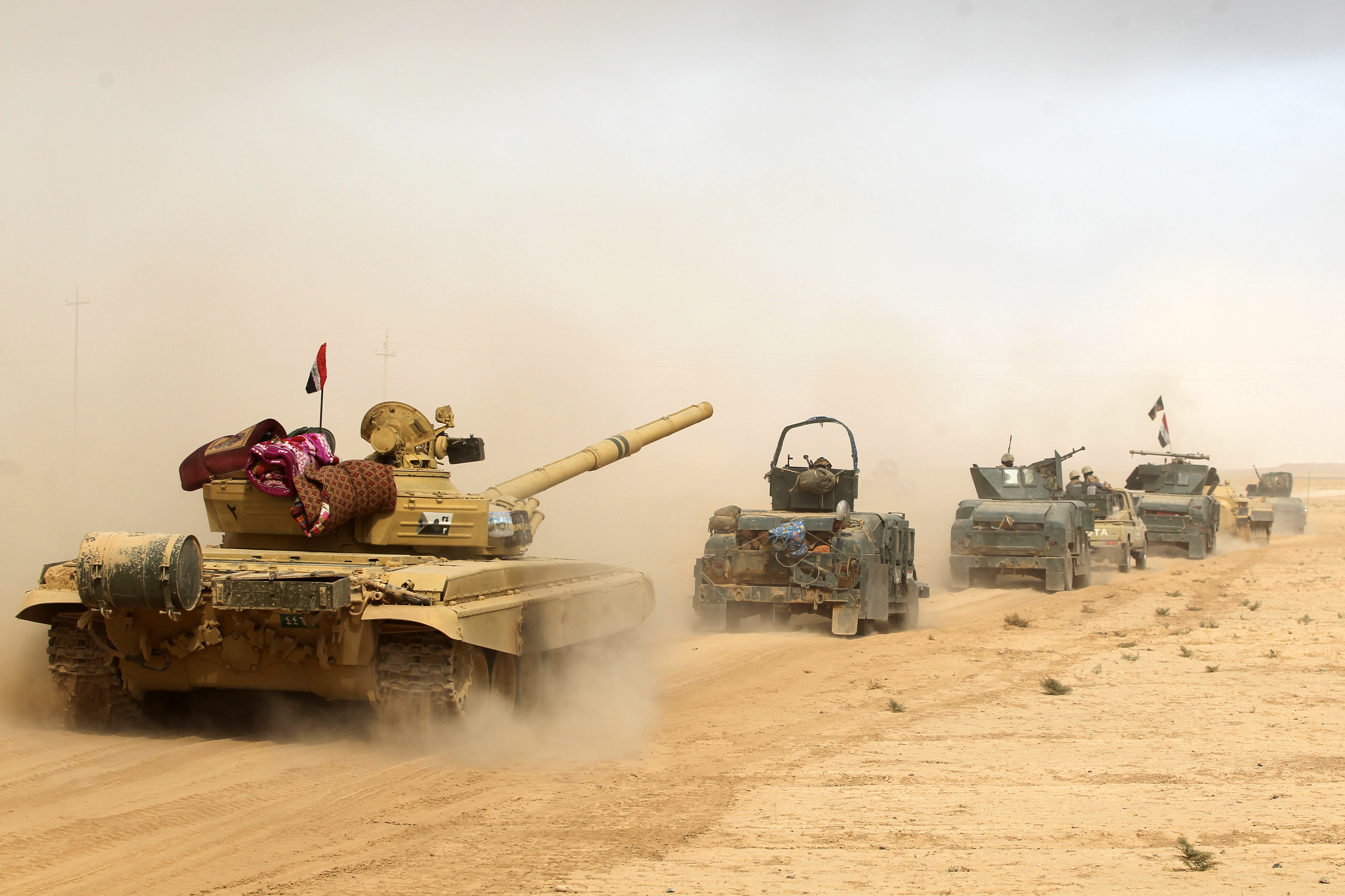 Iraqi forces deploy on October 17, 2016 in the area of al-Shurah, some 45 kms south of Mosul, as they advance towards the city to retake it from the Islamic State (IS) group jihadists. Some 30,000 federal forces are leading the offensive, backed by air and ground support from a 60-nation US-led coalition, in what is expected to be a long and difficult assault on IS's last major Iraqi stronghold.  / AFP PHOTO / AHMAD AL-RUBAYE