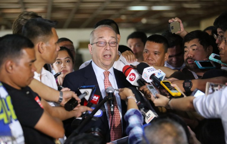 US Assistant Secretary of State Daniel Russel (C) talks to members of the press after a meeting with Philippine Foreign Affairs Secretary Perfecto Yasay (not pictured) at the Department of Foreign Affairs office in Manila on October 24, 2016. US Secretary of State John Kerry made a telephone call to his Filipino counterpart Perfecto Yasay earlier on October 24 to discuss the issue, said US Assistant Secretary of State Daniel Russel after meeting with Yasay in Manila. / AFP PHOTO / STRINGER