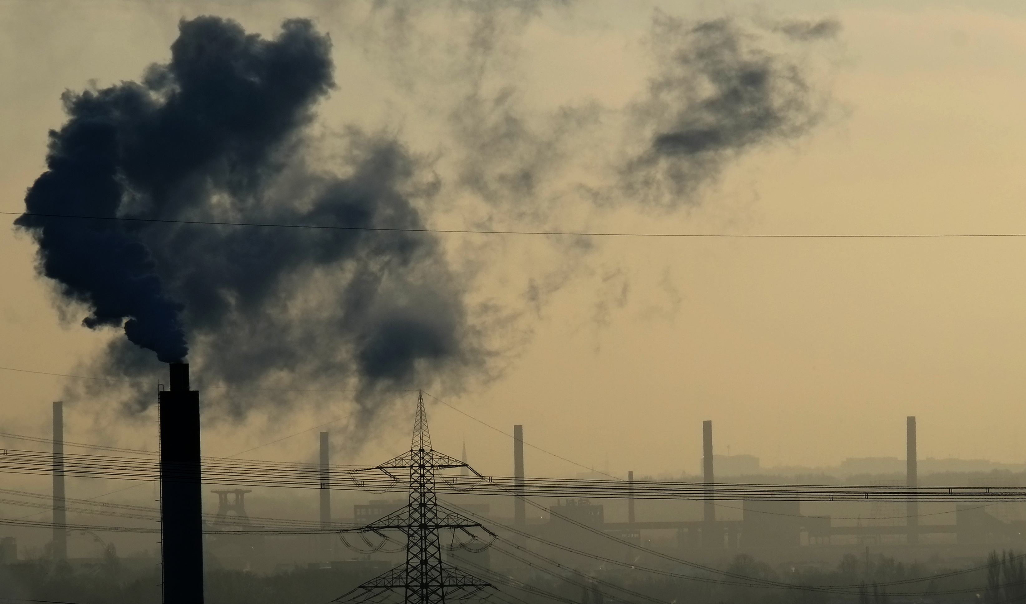 (FILES) This file photo taken on December 29, 2014 shows steam rises from a coke producing plant in Bottrop, western Germany.  The air has never been as polluted by carbon dioxide (CO2), the main greenhouse gas, as in 2015, with an average concentration of 400 ppm (parts per million) in the atmosphere, a symbolic threshold record, according to a report by the World Meteorological Organization (WMO) issued on October 24, 2016. The report was released before the negotiations on climate change, to be held in Marrakech (Morocco) from November 7 to 18, 2016. / AFP PHOTO / PATRIK STOLLARZ