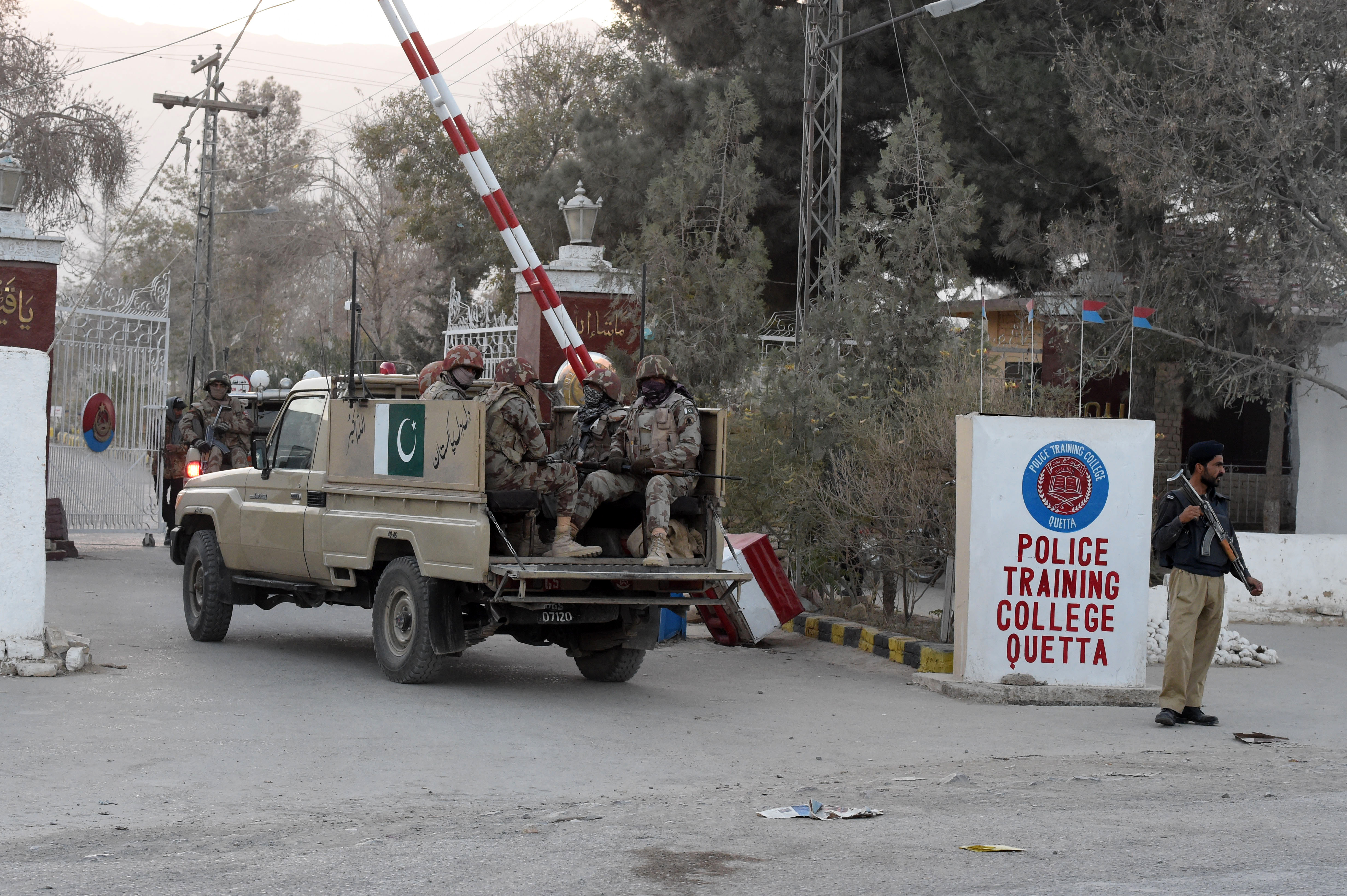 Pakistani soldiers pass through the entrance to The Police Training College in Quetta on October 25, 2016, after an overnight militant attack on the establishment. The death toll from an overnight attack on a police academy in southwest Pakistan has risen to 58 people with dozens more wounded, officials said, in one of the deadliest extremist attacks this year. / AFP PHOTO / BANARAS KHAN