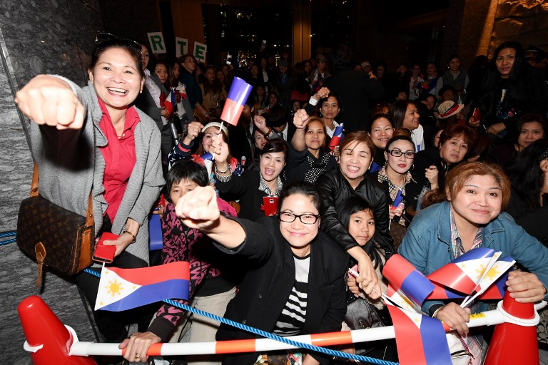 Over a hundred supporters gather to welcome Philippines' President Rodrigo Duterte outside a hotel in Tokyo on October 25, 2016. Duterte is here on a three day visit. / AFP PHOTO / TOSHIFUMI KITAMURA