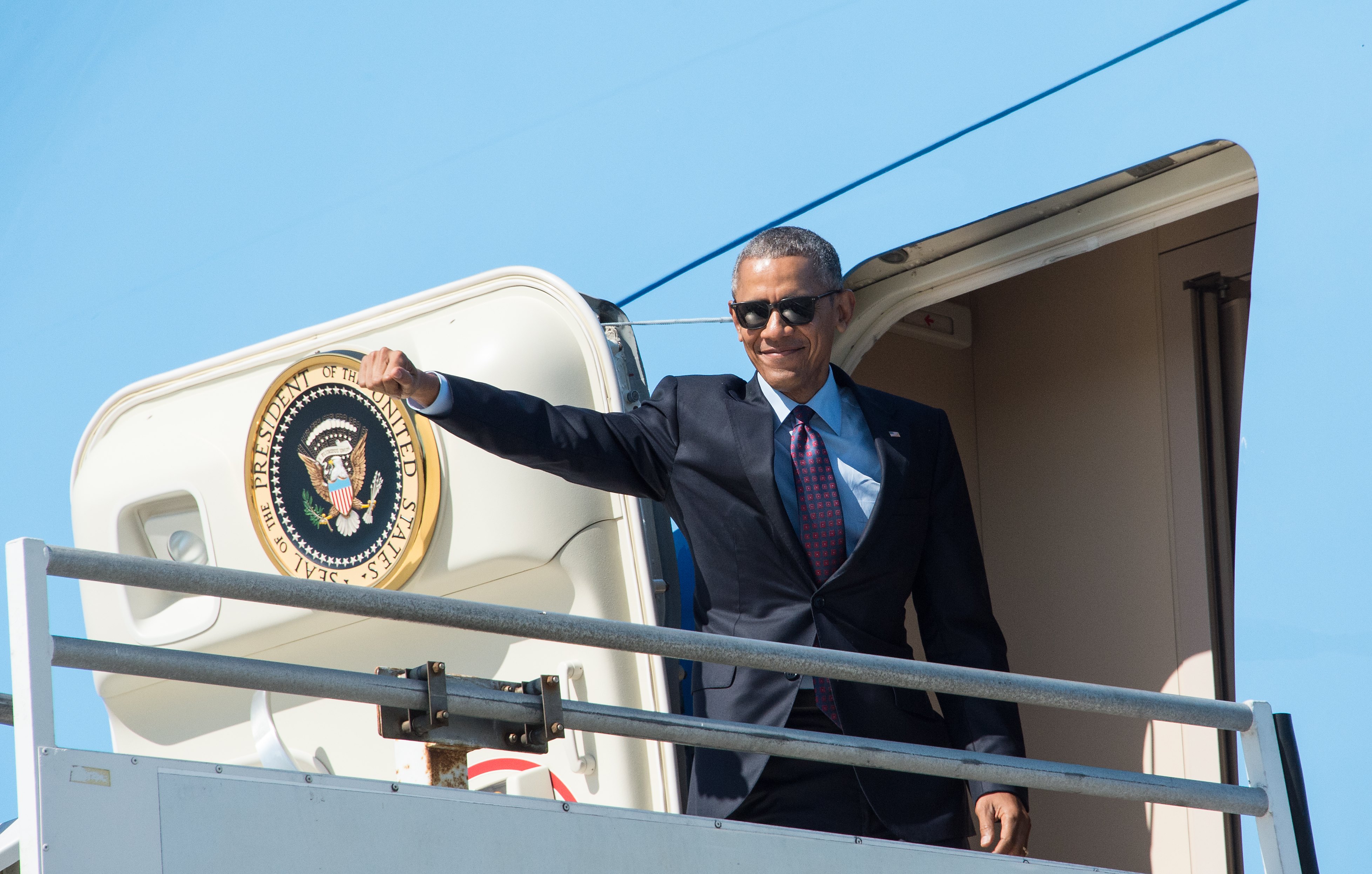 US President Barack Obama departs from Los Angeles International Airport in California on October 25, 2016. / AFP PHOTO / NICHOLAS KAMM