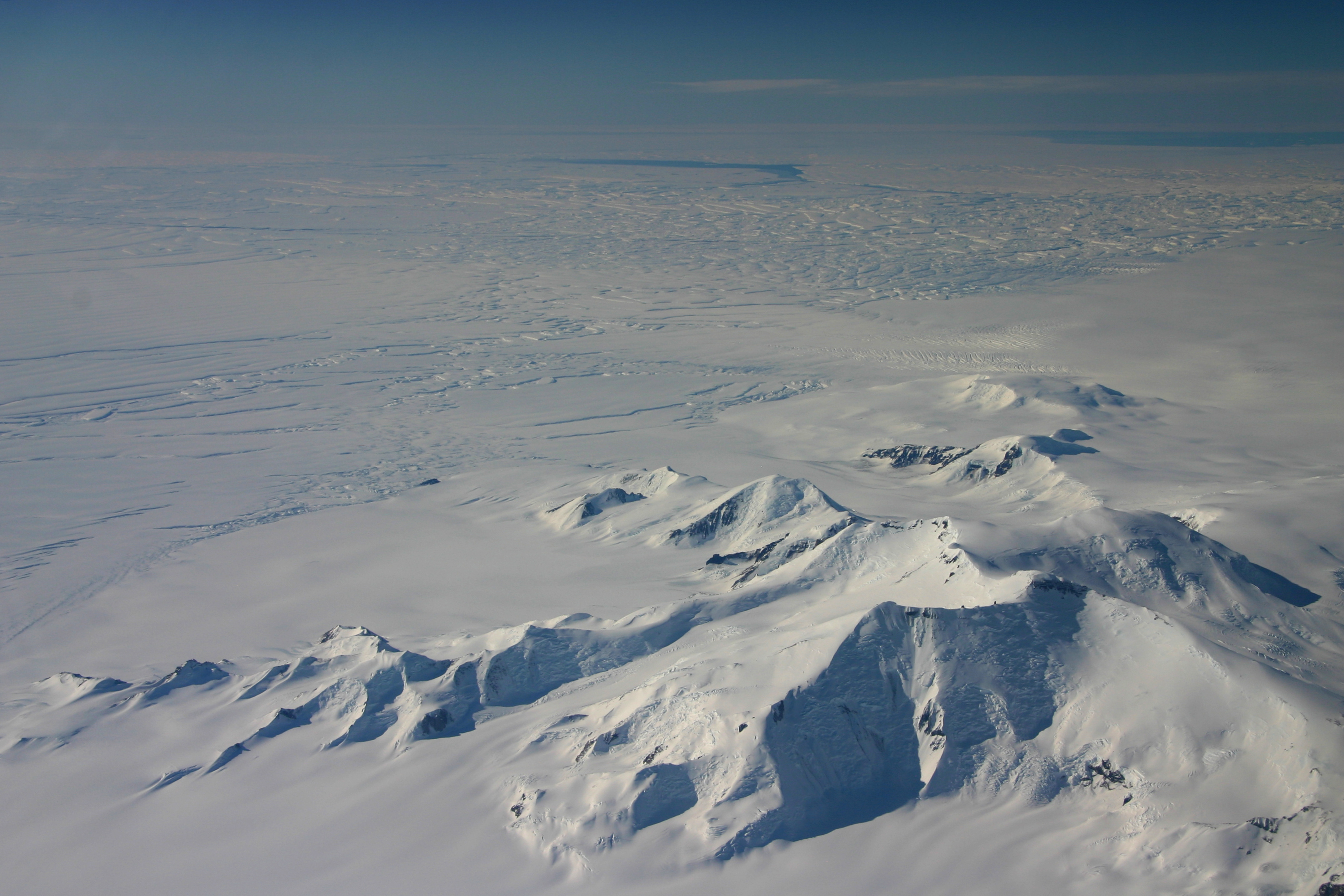 A handout photo released by Nature shows part of the eastern flank of Crosson Ice Shelf (C-L) and Mount Murphy (foreground) as viewed during a NASA IceBridge flight on October 23, 2012, with Thwaites Ice Shelf beyond the highly fractured expanse of ice (C). A large glacier in West Antarctica lost up to half a kilometre in thickness in seven years, thinning more quickly than scientists thought possible, according to a study released on October 25, 2016. The Smith Glacier, spilling into the Amundsen Sea, shed up to 70 metres (230 feet) per year between 2002 and 2009, according to the study, based on NASA data collected during aerial flyovers. / AFP PHOTO / NATURE PUBLISHING GROUP / John SONNTAG / RESTRICTED TO EDITORIAL USE - MANDATORY CREDIT "AFP PHOTO / NATURE / JOHN SONNTAG" - NO MARKETING NO ADVERTISING CAMPAIGNS - DISTRIBUTED AS A SERVICE TO CLIENTS
