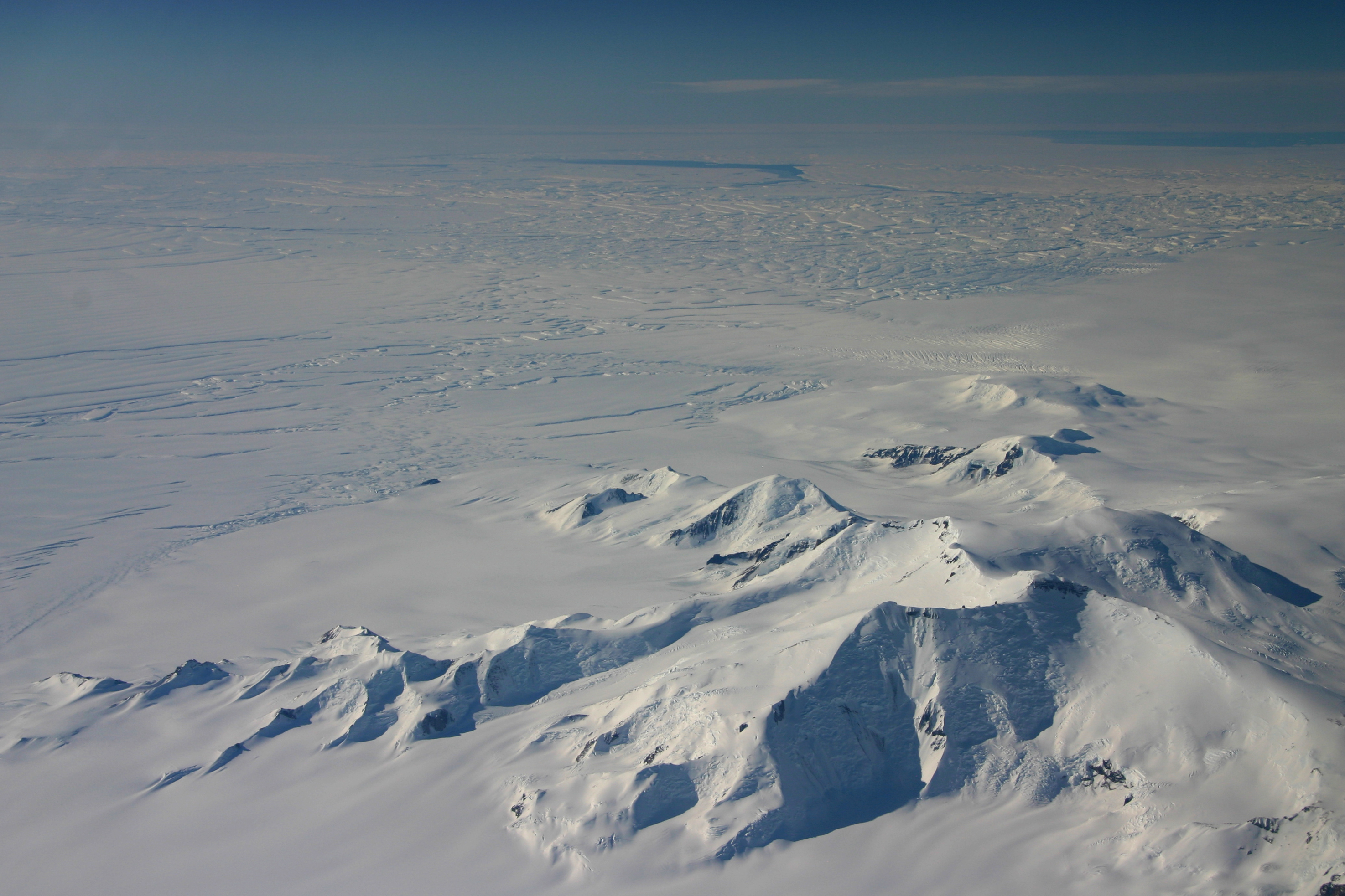 A handout photo released by Nature shows part of the eastern flank of Crosson Ice Shelf (C-L) and Mount Murphy (foreground) as viewed during a NASA IceBridge flight on October 23, 2012, with Thwaites Ice Shelf beyond the highly fractured expanse of ice (C). A large glacier in West Antarctica lost up to half a kilometre in thickness in seven years, thinning more quickly than scientists thought possible, according to a study released on October 25, 2016. The Smith Glacier, spilling into the Amundsen Sea, shed up to 70 metres (230 feet) per year between 2002 and 2009, according to the study, based on NASA data collected during aerial flyovers.  / AFP PHOTO / NATURE PUBLISHING GROUP / John SONNTAG / RESTRICTED TO EDITORIAL USE - MANDATORY CREDIT "AFP PHOTO / NATURE / JOHN SONNTAG" - NO MARKETING NO ADVERTISING CAMPAIGNS - DISTRIBUTED AS A SERVICE TO CLIENTS