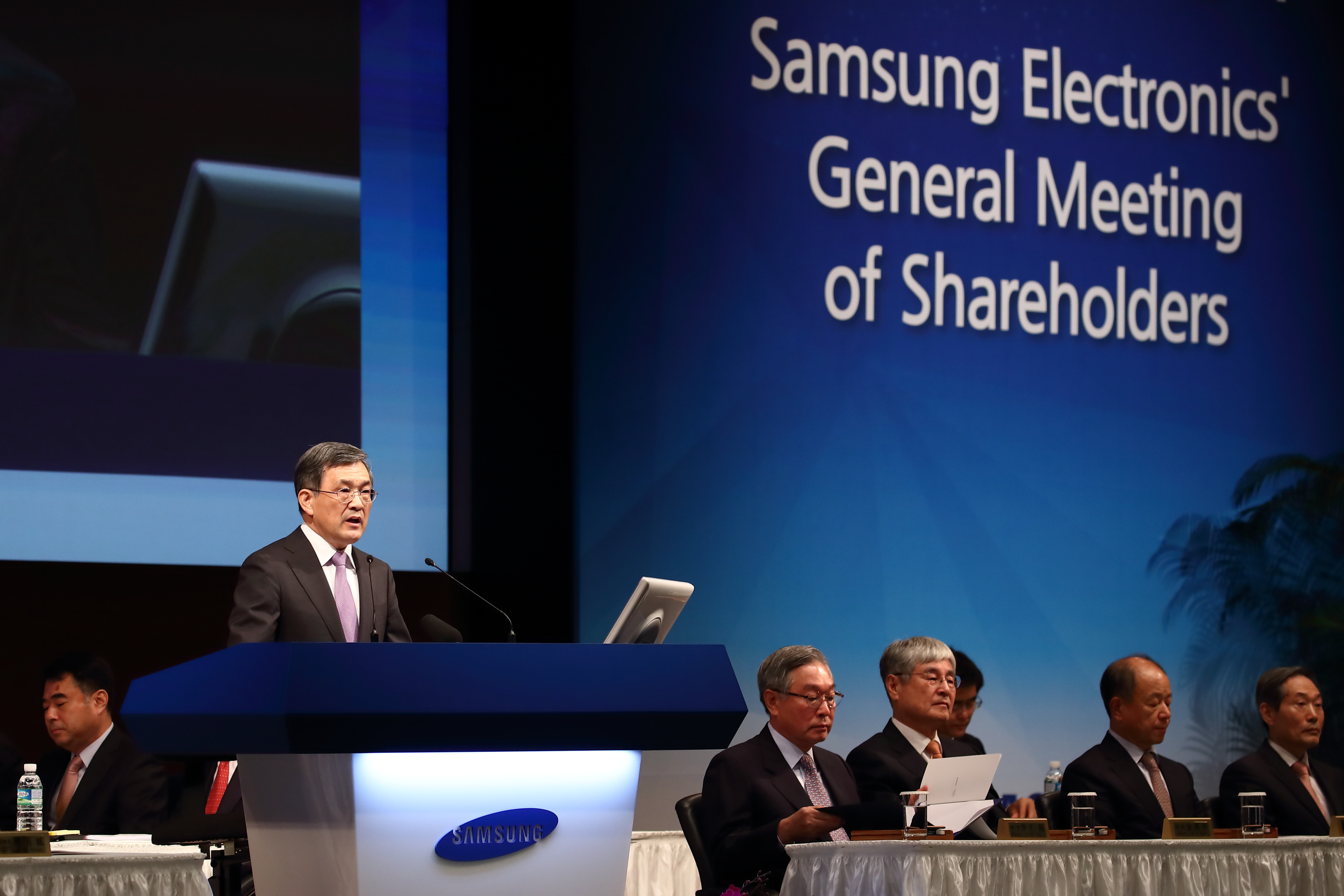 Kwon Oh-Hyun, co-vice chairman and co-chief executive officer of Samsung, speaks during the company's extraordinary general meeting of shareholders at the Seocho office building in Seoul on October 27, 2016.  Samsung Electronics on October 27 reported an expected 30 percent profit plunge on the back of a highly damaging recall crisis that hammered the reputation of the world's largest smartphone maker. / AFP PHOTO / POOL / SeongJoon Cho