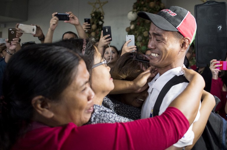 Filipino fisherman Arnel Balbero (R), who was held hostage for nearly five years by Somali pirates, cries as he meets his relatives after arriving at Manila International Airport on October 28, 2016. Five Filipino fishermen held hostage along with 21 others for nearly five years by Somali pirates returned home on October 28. The men were among 26 hostages freed on October 23 who belonged to the crew of Naham 3, an Omani-flagged vessel that was seized south of the Seychelles in March 2012. / AFP PHOTO / NOEL CELIS