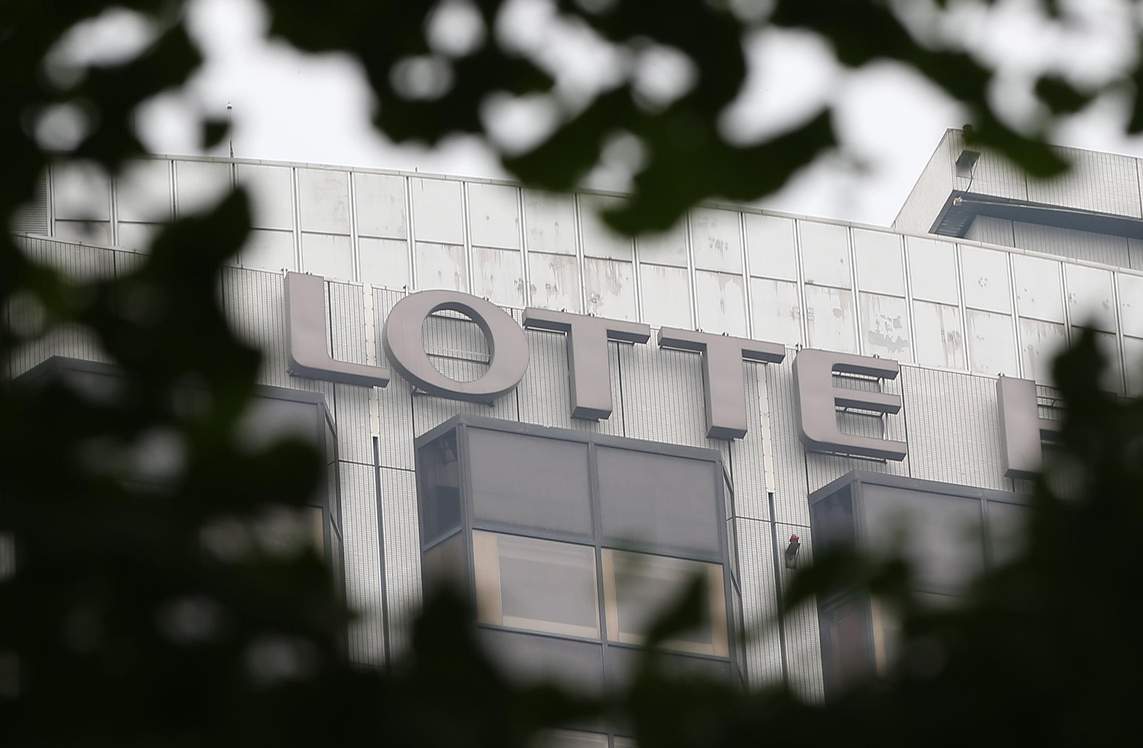 TO GO WITH: SKorea-economy-company-Lotte-feud, FOCUS by Giles Hewitt A photo taken on July 29, 2015 shows a Lotte logo in Seoul. With bitterly feuding siblings, attempted boardroom coups and an act of corporate patricide, the family squabble currently engulfing one of Korea's largest conglomerates makes for compelling drama. Squabbles for control of South Korea's family-run conglomerates, known as "chaebol," have long been staple plotline fare for the country's popular K-dramas, but the real-life Lotte dispute is setting new standards for in-fighting and intrigue. REPUBLIC OF KOREA OUT NO ARCHIVES RESTRICTED TO SUBSCRIPTION USE AFP PHOTO / YONHAP / AFP PHOTO / YONHAP / YONHAP