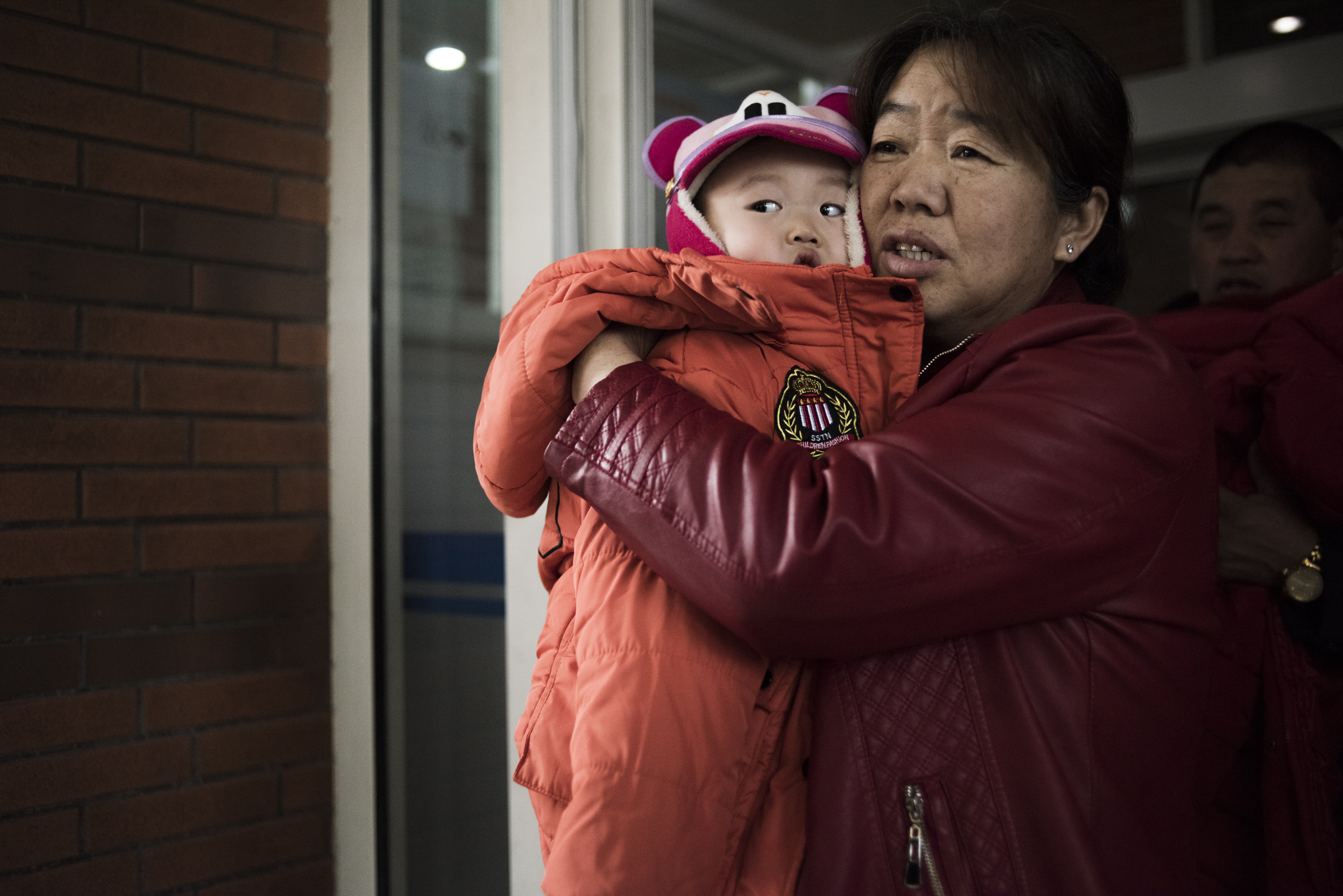 A mother holds her child in Beijing on January 1, 2016. Married couples in China will from January 1, be allowed to have two children, after concerns over an ageing population and shrinking workforce ushered in an end to the country's controversial one-child policy. AFP PHOTO / FRED DUFOUR / AFP PHOTO / FRED DUFOUR