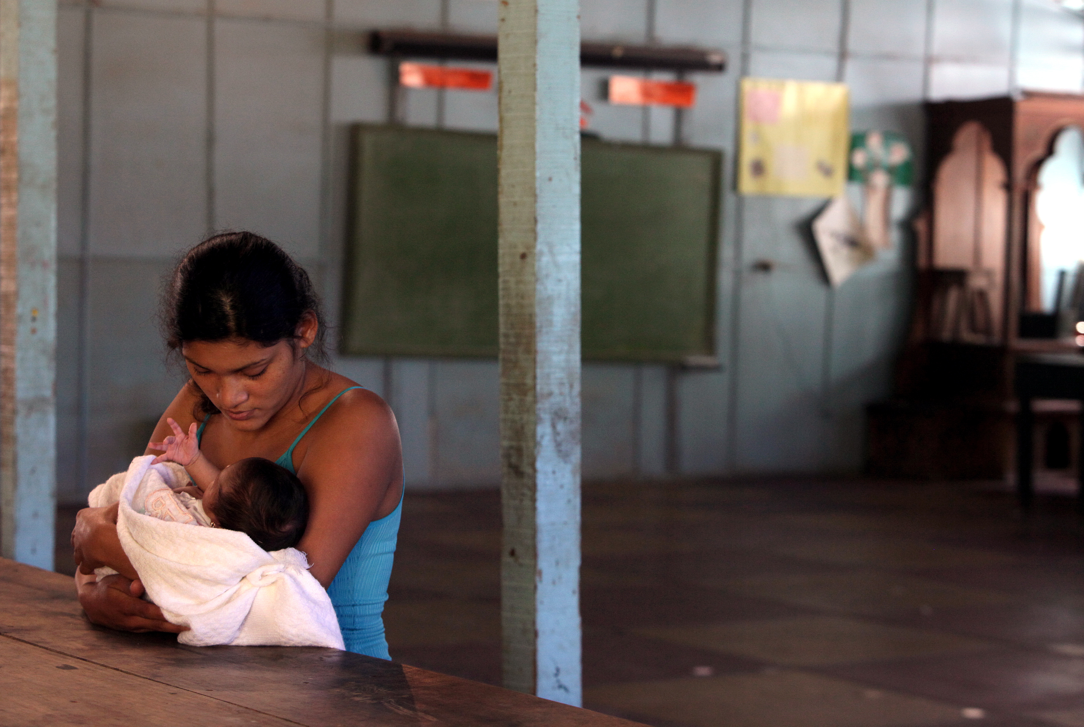 Dixi Aleman and her daughter Jennifer, remain in a shelter after being evacuated from an area near the Turrialba volcano on January 9, 2010, at Santa Cruz de Turrialba, a town located some 6 kilometers away from the volcano. The Turrialba, 40 kilometers east from San Jose, began spewing ashes last Tuesday. About 30 persons were evacuated and remain at a shelter next to Santa Cruz's church. AFP PHOTO / Mayela LOPEZ / AFP PHOTO / MAYELA LOPEZ