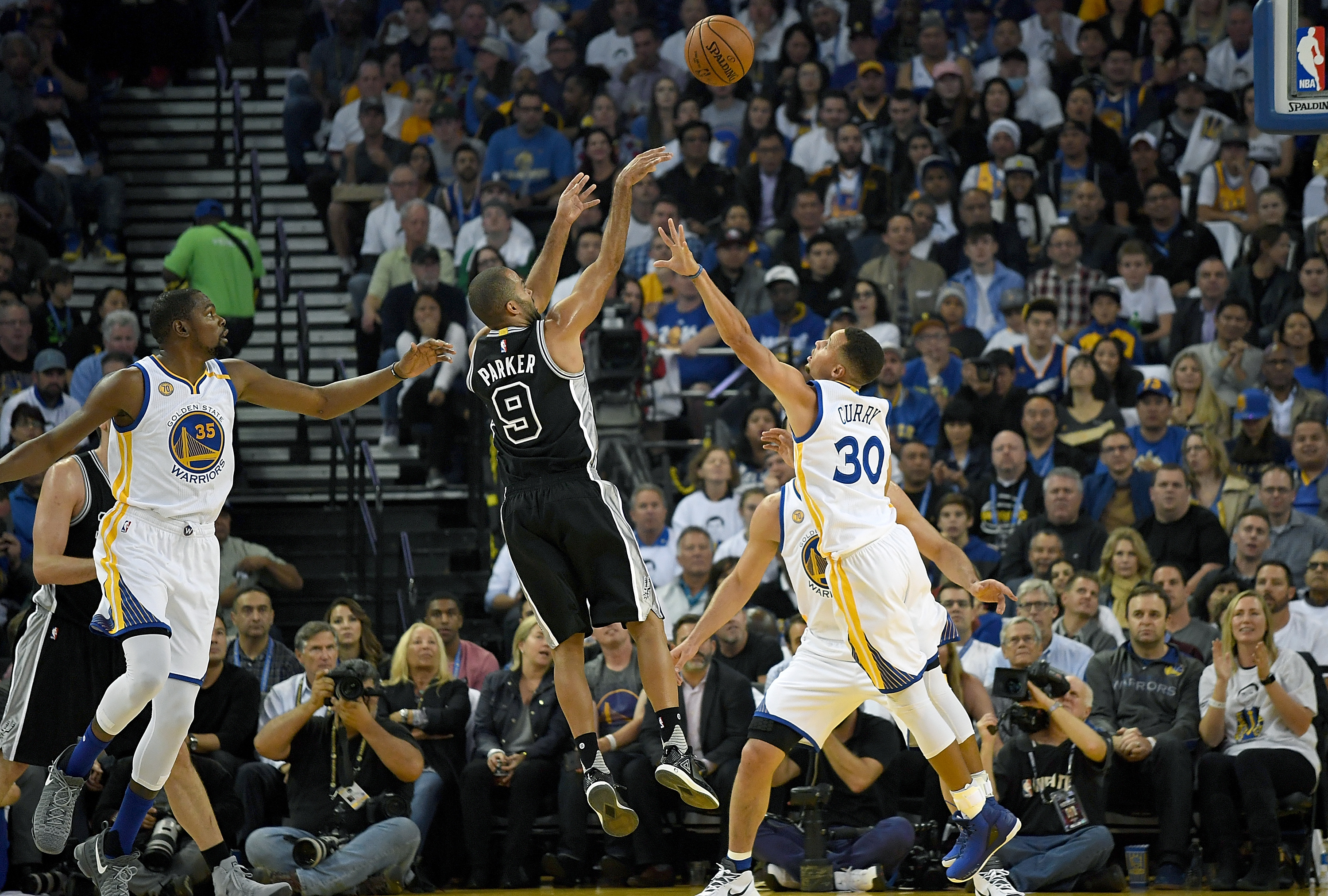 OAKLAND, CA - OCTOBER 25: Tony Parker #9 of the San Antonio Spurs shoots over Stephen Curry #30 of the Golden State Warriors during the first quarter in an NBA basketball game at ORACLE Arena on October 25, 2016 Oakland, California. NOTE TO USER: User expressly acknowledges and agrees that, by downloading and or using this photograph, User is consenting to the terms and conditions of the Getty Images License Agreement.   Thearon W. Henderson/Getty Images/AFP