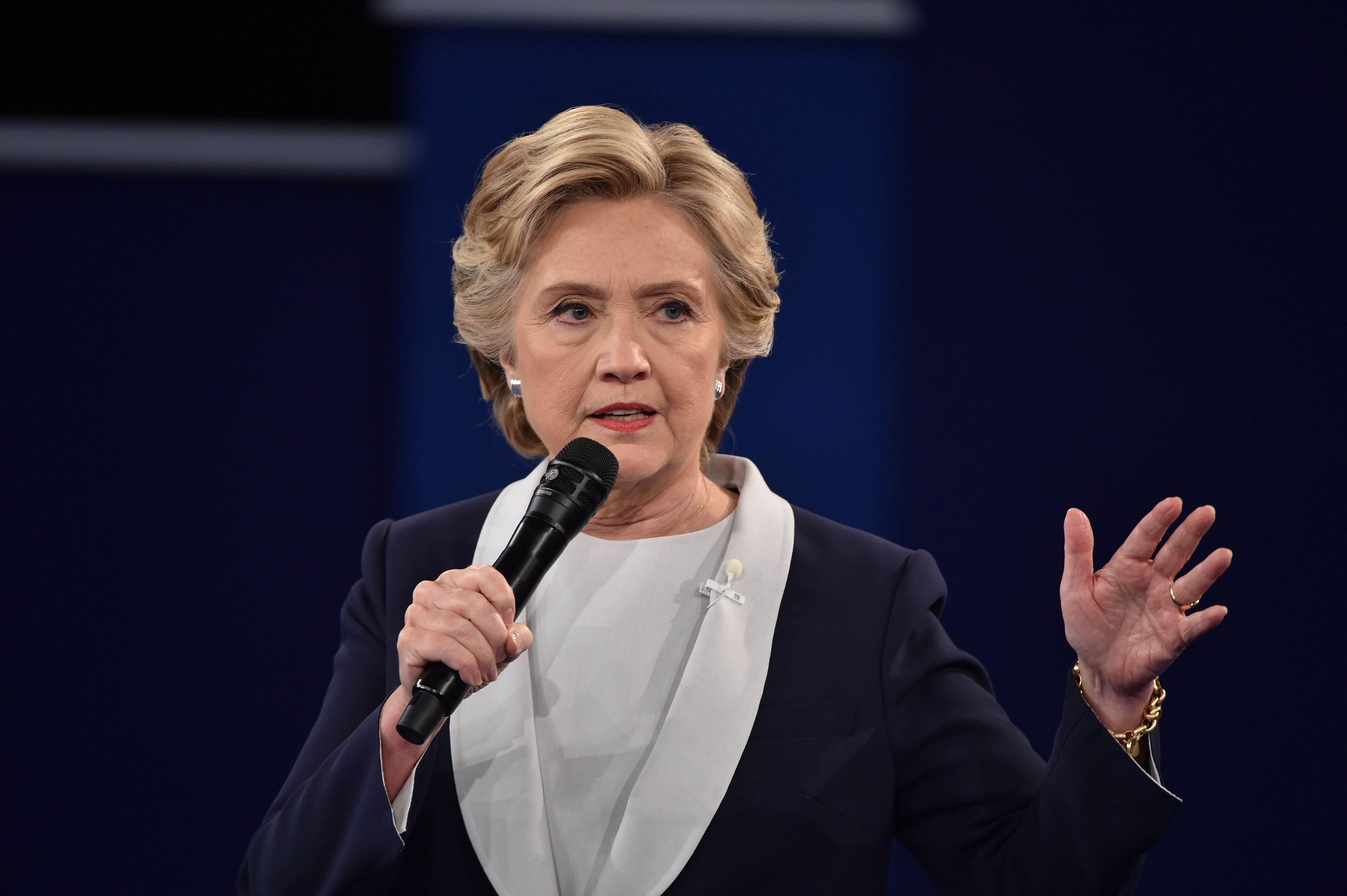 Democratic presidential candidate Hillary Clinton makes a point during the second presidential debate at Washington University in St. Louis, Missouri on October 9, 2016. / AFP PHOTO / Paul J. Richards