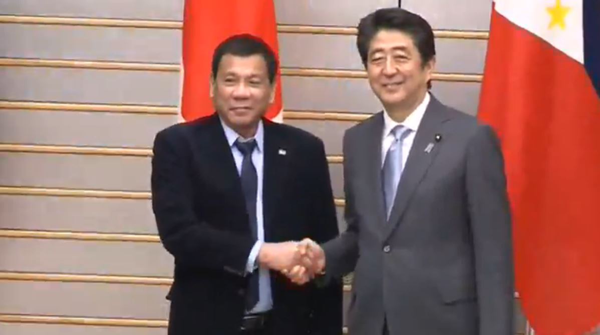 Japanese Prime Minister Shinzo Abe meets Philippine President Rodrigo Duterte in Tokyo, and says he welcomes his efforts to strengthen the Philippines' relations with China. (Photo grabbed from Reuters video)