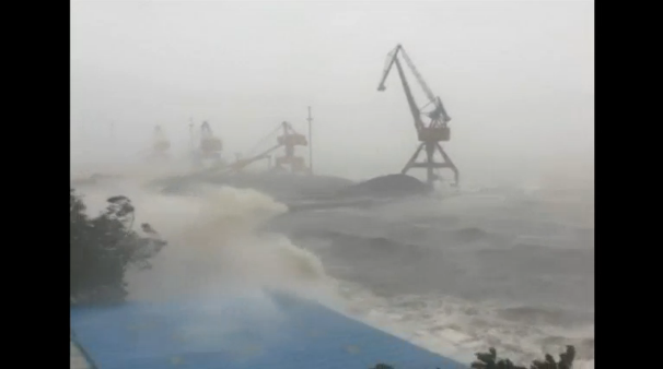 huge_waves_surge_as_typhoon_haima_lands_in_south_china