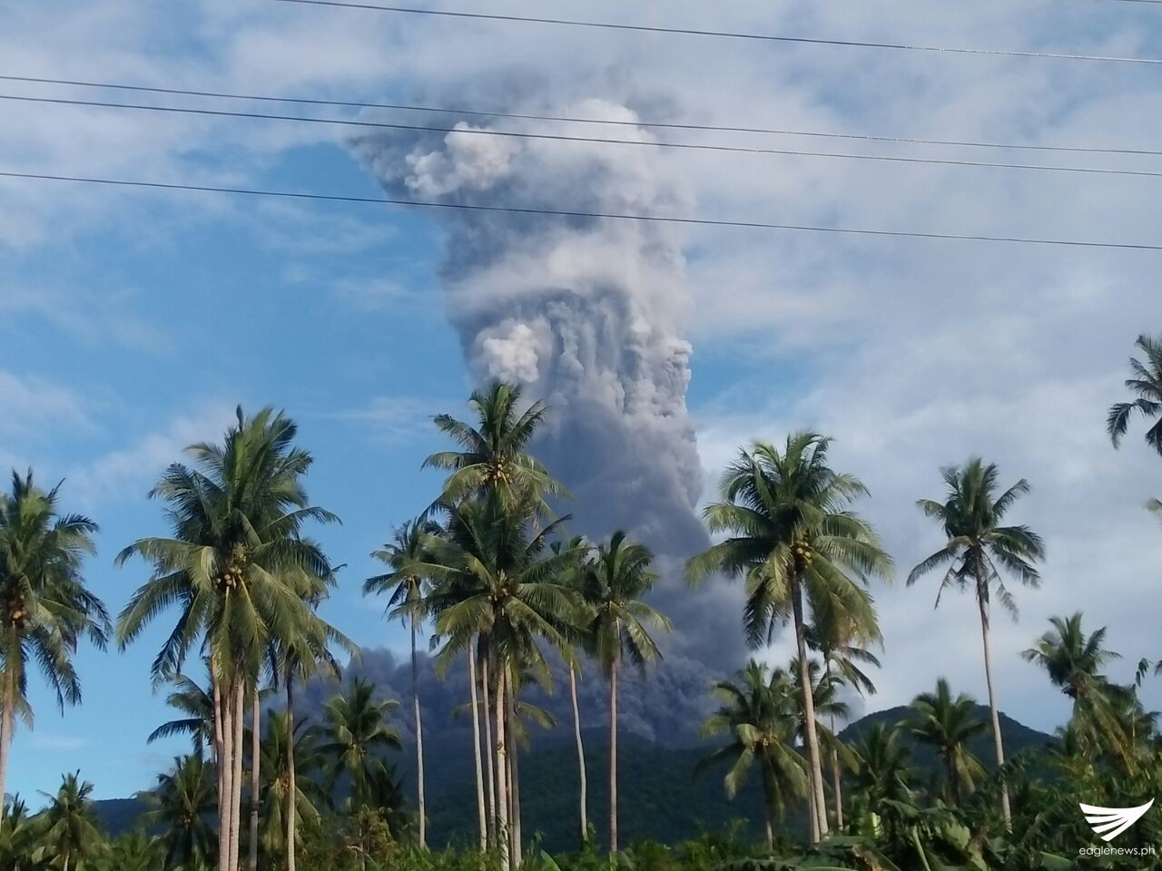 One of two phreatic explosions of Mt. Bulusan on Sunday, October 23. (Photo courtesy Roldan dela Cruz, Sorsogon correspondent, Eagle News Service) 