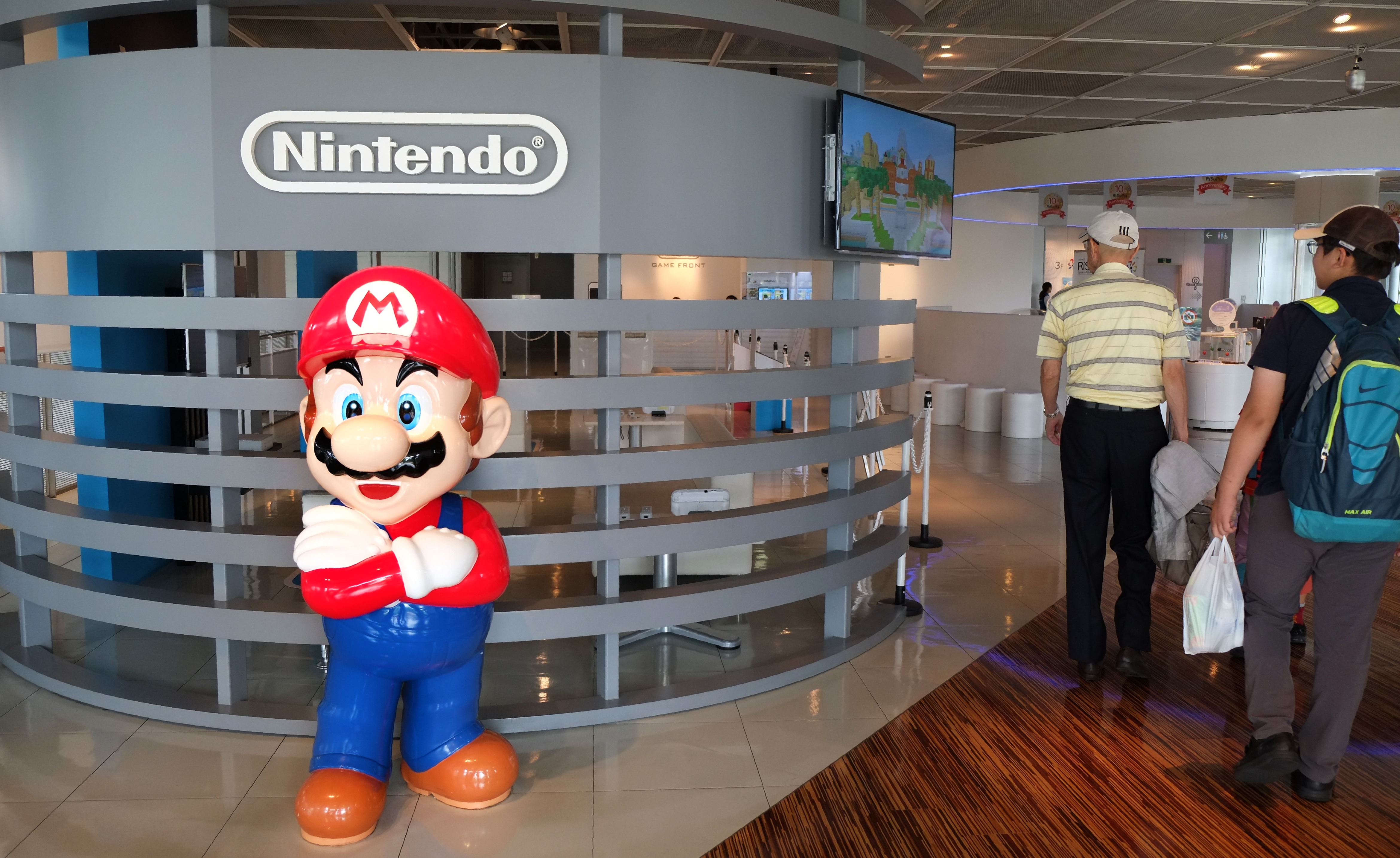 The logo of Japanese gaming giant Nintendo and its game character Super Mario are displayed at a show room in Tokyo on September 8, 2016. Tokyo stocks slipped on the morning of September 8, as soft Japanese growth data left investors guessing about the chances of more central bank stimulus, but Nintendo soared on news of a Super Mario game tie-up with Apple. / AFP PHOTO / KAZUHIRO NOGI