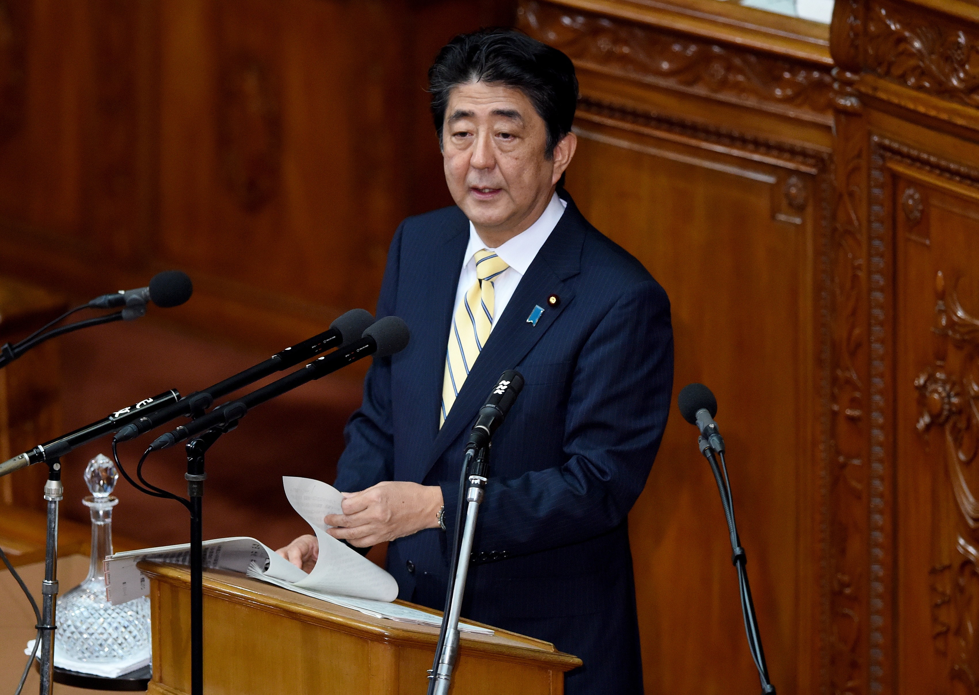 Japanese Prime Minister Shinzo Abe answers questions from an opposition party member at the plenary session of the lower house of parliament in Tokyo on September 27, 2016. The extraordinary Diet session kicked off on Sptember 26 and will last until November 30. / AFP PHOTO / TORU YAMANAKA