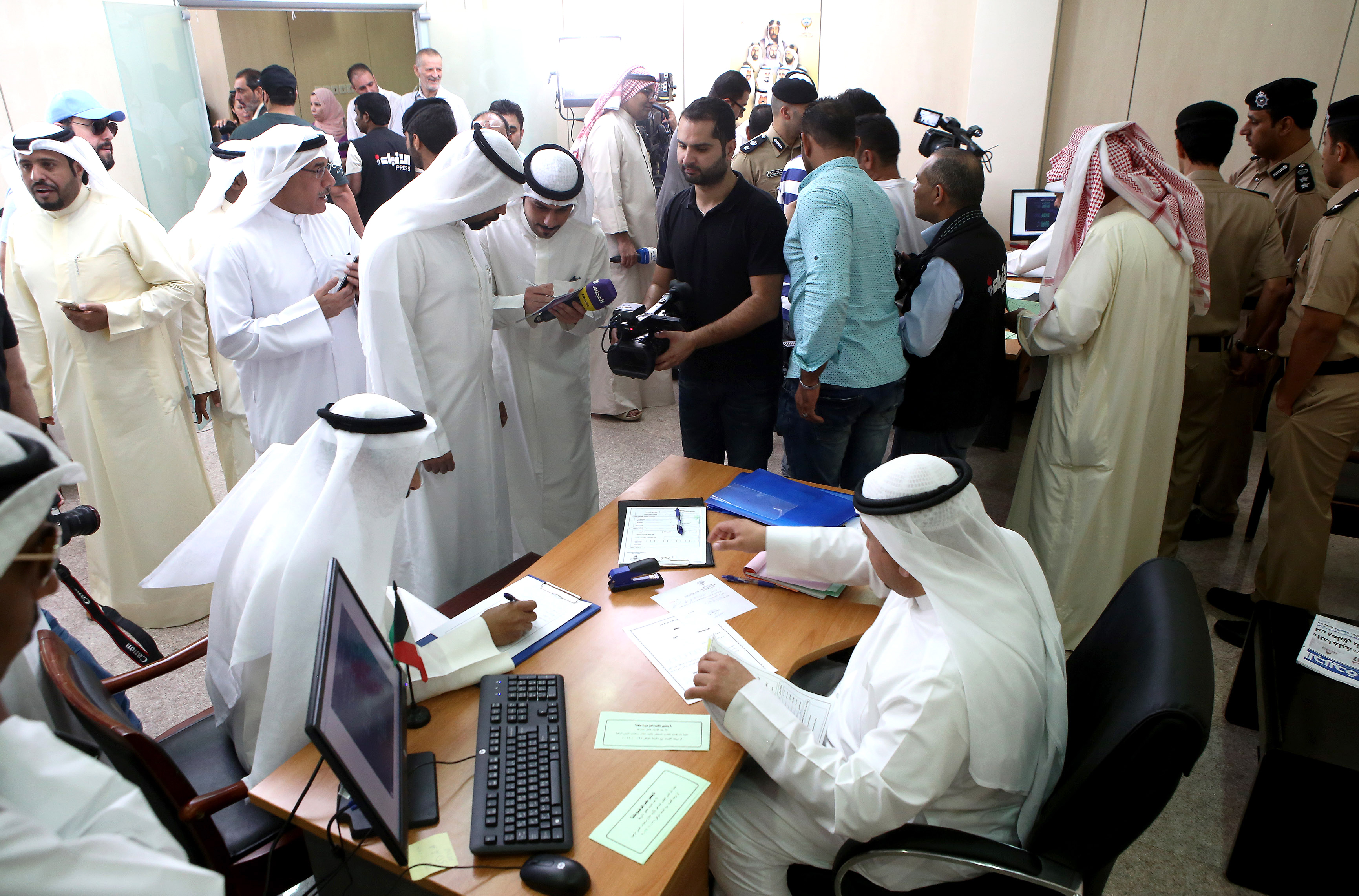 Kuwaiti candidates register for the upcoming parliamentary election in Kuwait City, on October 19, 2016. Kuwait will hold snap elections on November 26, the government said on October 17, 2016 a day after the oil-rich Gulf state ruler dissolved parliament following a dispute over hiking petrol prices. / AFP PHOTO / Yasser Al-Zayyat