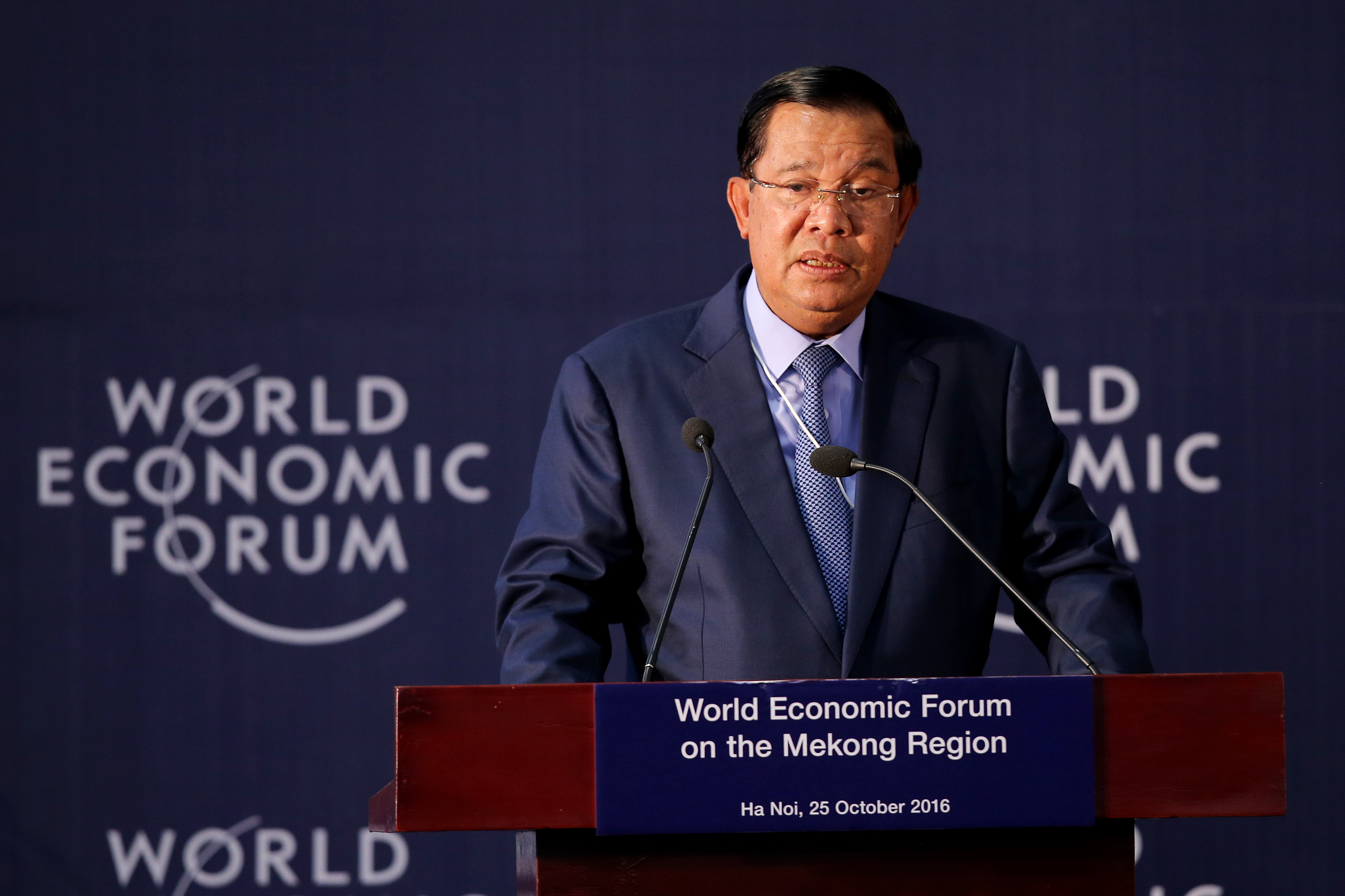 Cambodia's Prime Minister Hun Sen delivers a speech during the opening ceremony of World Economic Forum on Mekong region in Hanoi on October 25, 2016. / AFP PHOTO / STR