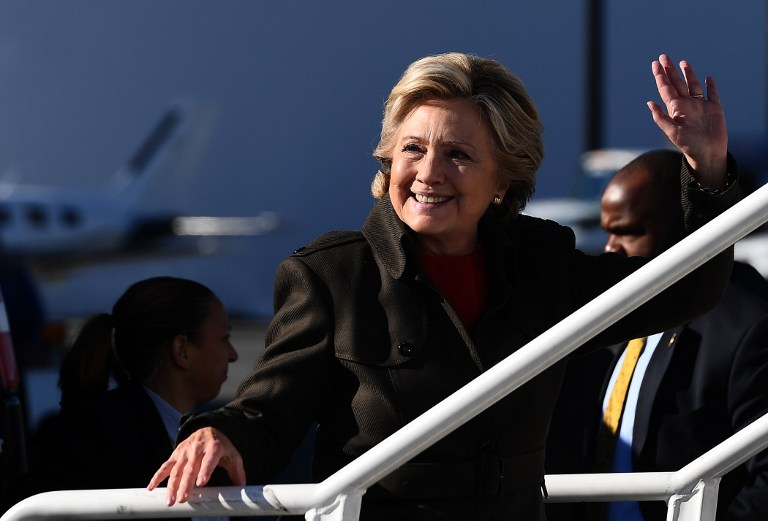 US Democratic presidential nominee Hillary Clinton waves as she boards her campaign plane at the Westchester County Airport in White Plains, New York, on October 31, 2016.  Clinton's campaign was jolted when FBI boss James Comey announced October 28 that his agents are reviewing a newly discovered trove of emails, resurrecting an issue Clinton had hoped was behind her. / AFP PHOTO / Jewel SAMAD
