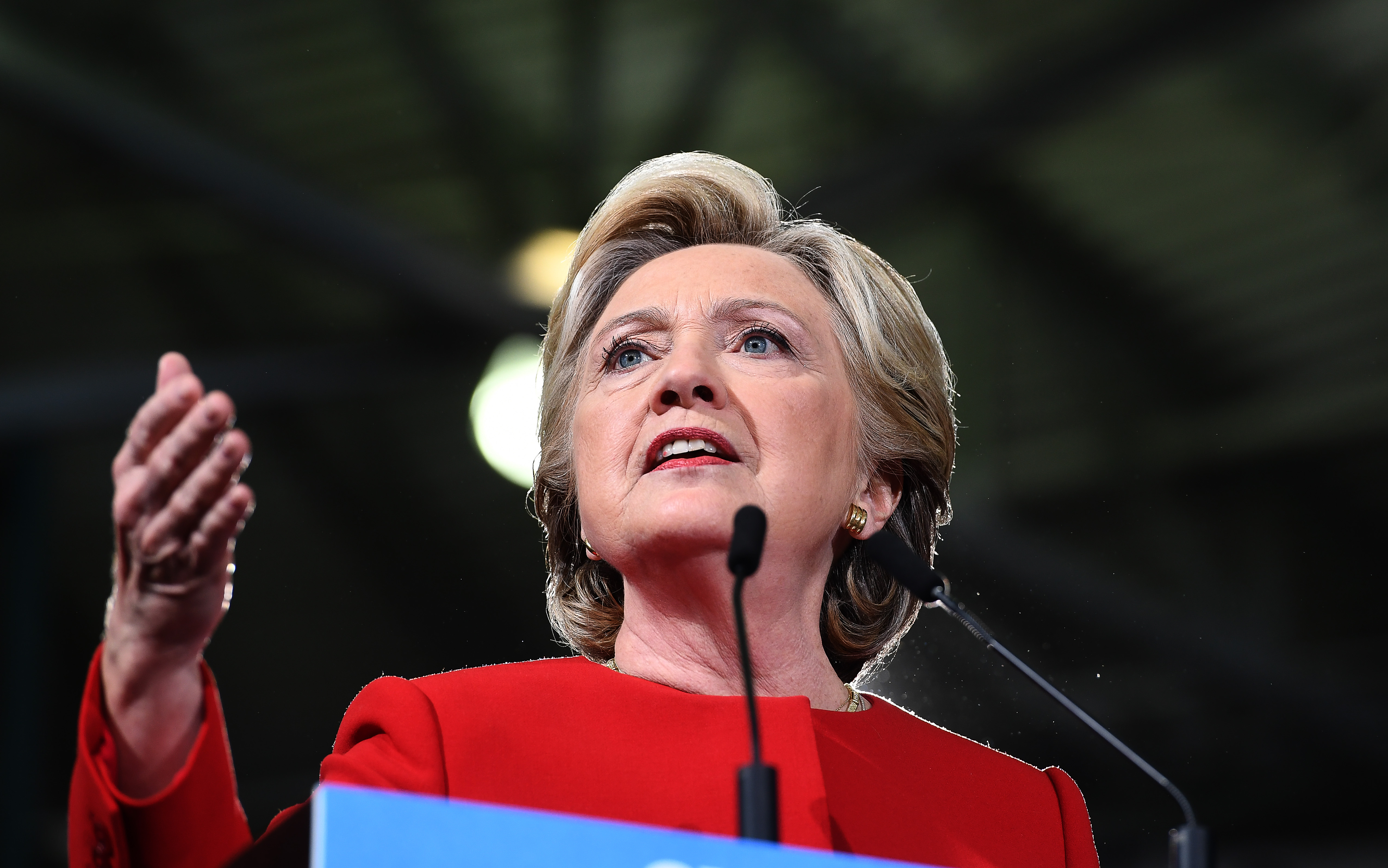 US Democratic presidential nominee Hillary Clinton speaks during a campaign rally at the Kent State University in Kent, Ohio, on October 31, 2016. Clinton campaigned Monday for a third straight day without close aide Huma Abedin, linked by media to the renewed FBI probe into the former secretary of state's use of a private email server. / AFP PHOTO / Jewel SAMAD