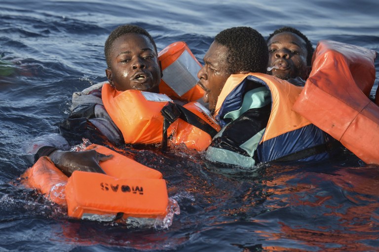 Migrants and refugees panic as they fall in the water during a rescue operation of the Topaz Responder rescue ship run by Maltese NGO Moas and Italian Red Cross, off the Libyan coast in the Mediterranean Sea, on November 3, 2016. / AFP PHOTO / ANDREAS SOLARO