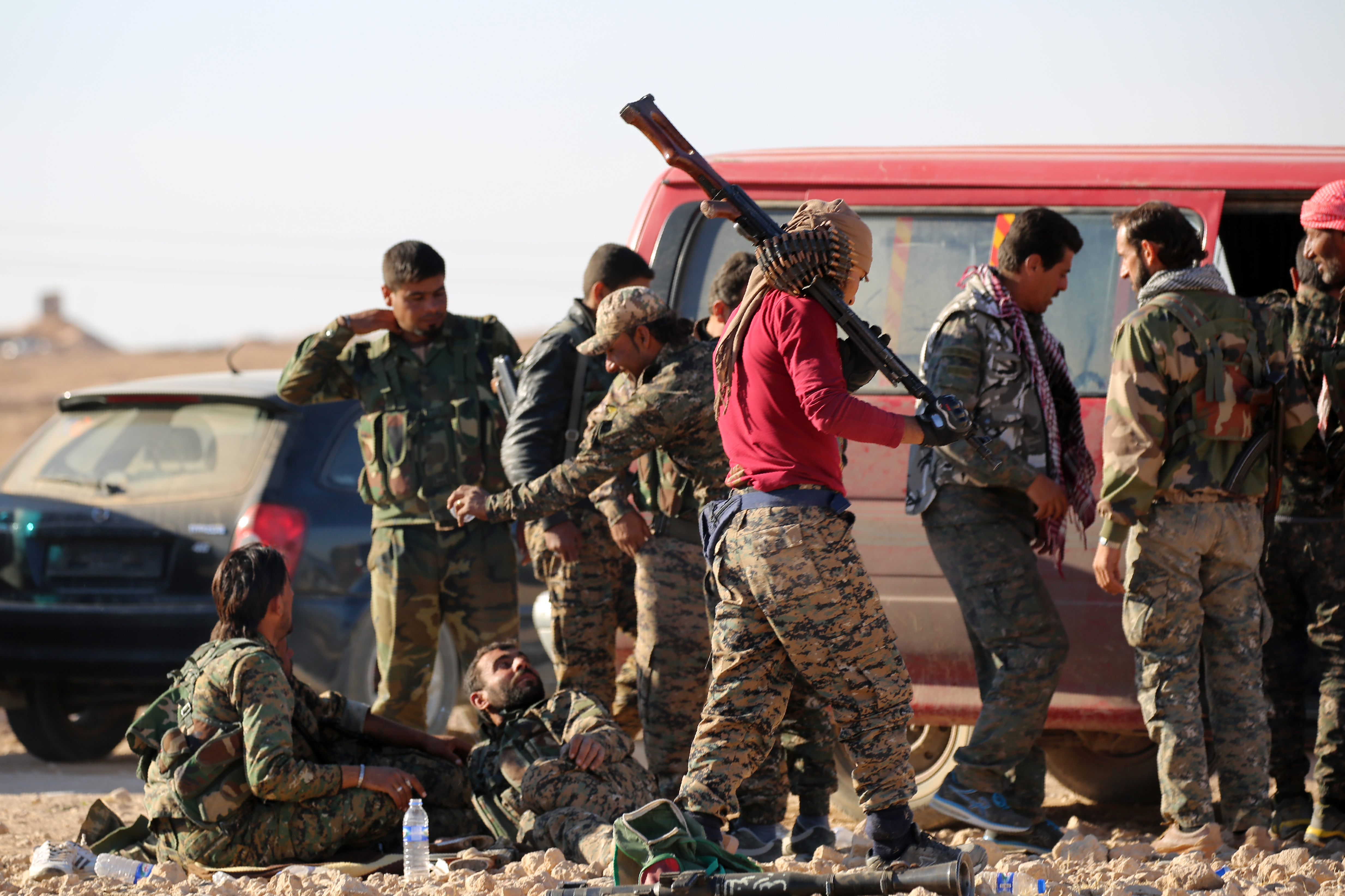 Members of US-backed Kurdish-Arab forces deploy on the frontline, one kilometre from the Syrian town of Ain Issa, some 50 kilometres (30 miles) north of Raqa, on November 6, 2016 as they launched an offensive on the Islamic State group's de facto Syrian capital. The start of the assault by the Syrian Democratic Forces (SDF) came as Iraqi forces fought inside Mosul for the third day running amid fierce jihadist resistance. / AFP PHOTO / DELIL SOULEIMAN