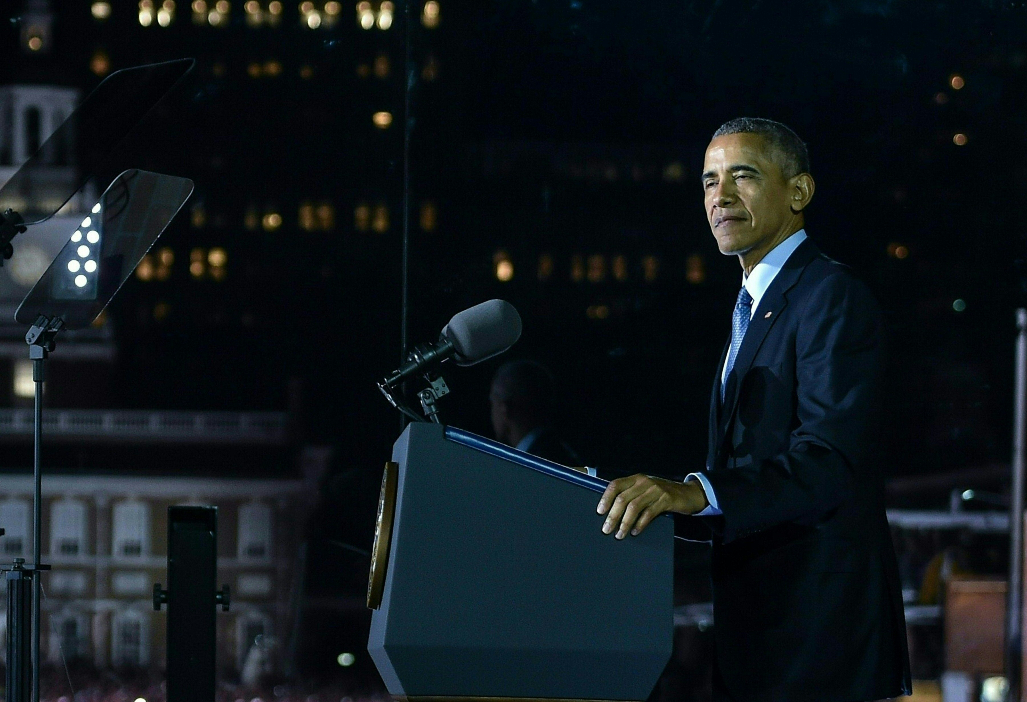 US President Barack Obama adresses the crowd during a rally for Democratic presidential nominee Hillary Clinton, on Independence Mall, November 7, 2016 in Philadelphia, Pennsylvania. About 40,000 people flooded Independence Mall in Philadelphia for Hillary Clinton's rally with her husband Bill, President Barack Obama and his wife Michelle at her side, a campaign aide said. The attendance set a new record for Clinton, with the previous high point a rally in Ohio that drew 18,500 people, a campaign aide told reporters traveling with the candidate. / AFP PHOTO / NICHOLAS KAMM